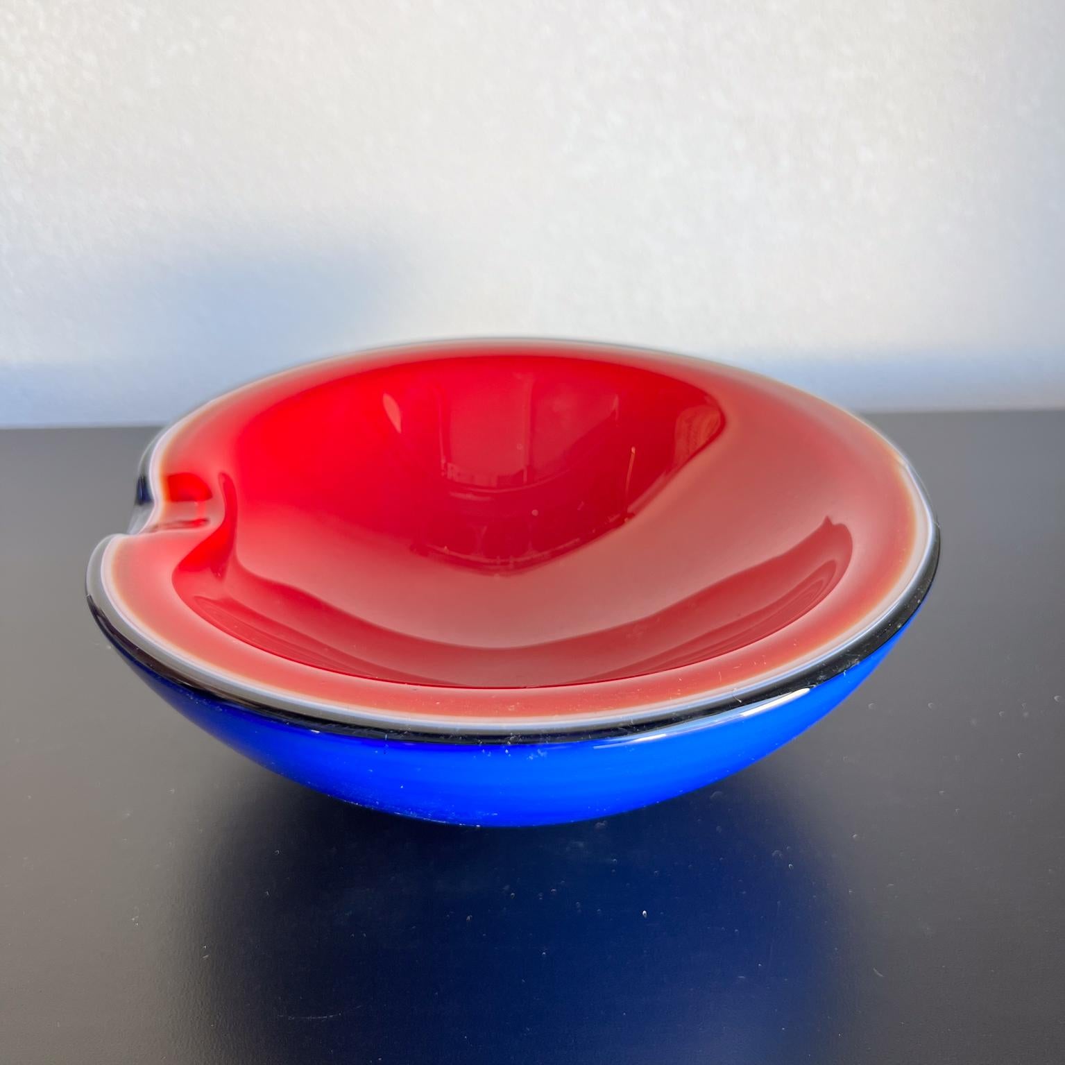 Mid-Century moderno 1960 Seguso Murano Posacenere Blu Rosso Arte in vendita