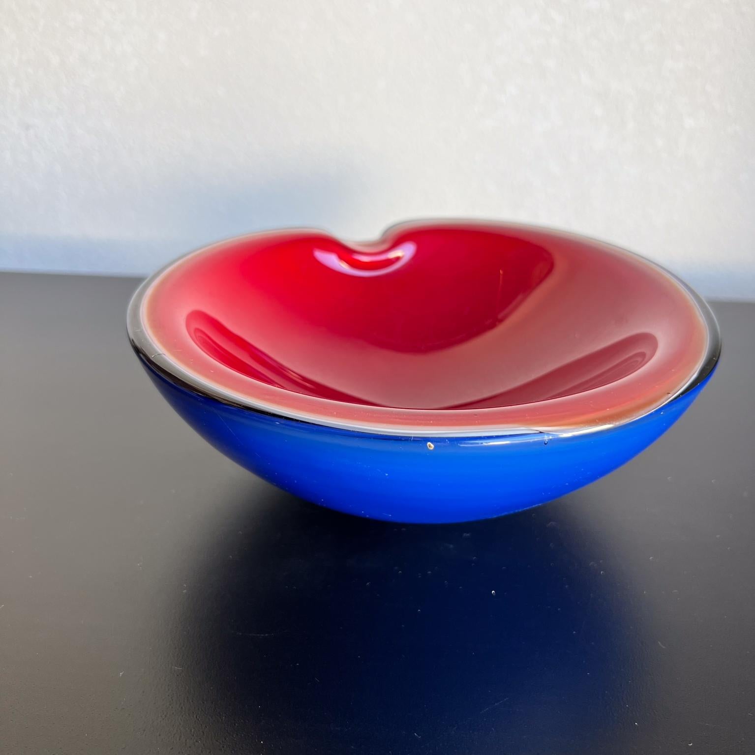 Italiano 1960 Seguso Murano Posacenere Blu Rosso Arte in vendita