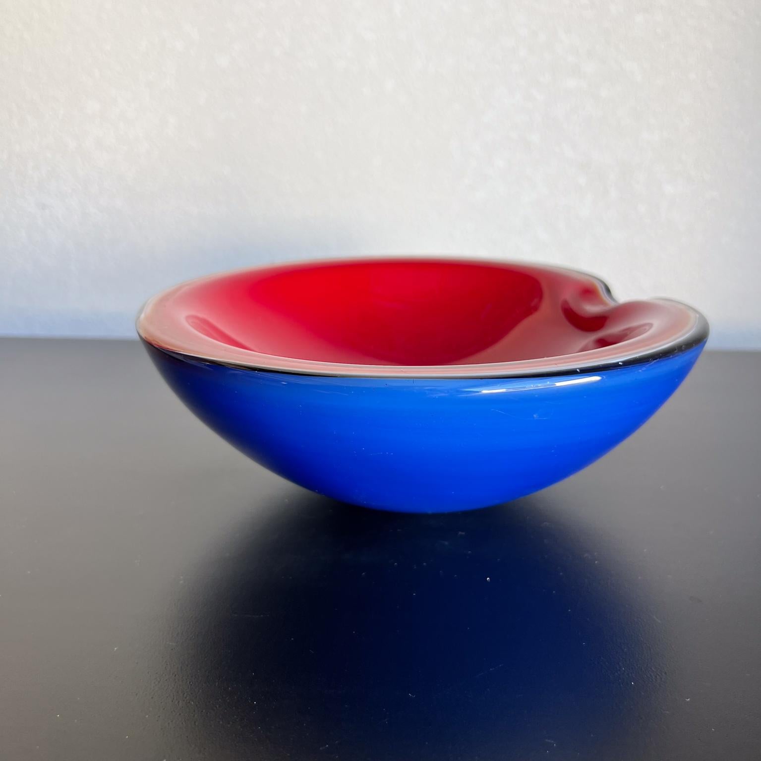 1960 Seguso Murano Posacenere Blu Rosso Arte In condizioni buone in vendita a Chula Vista, CA