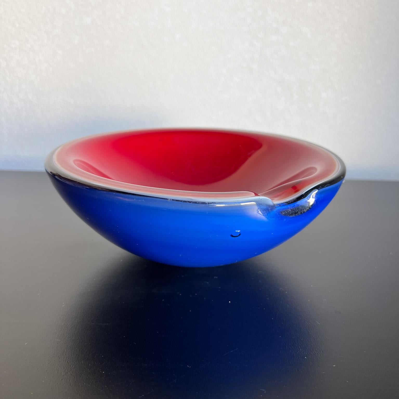 XX secolo 1960 Seguso Murano Posacenere Blu Rosso Arte in vendita