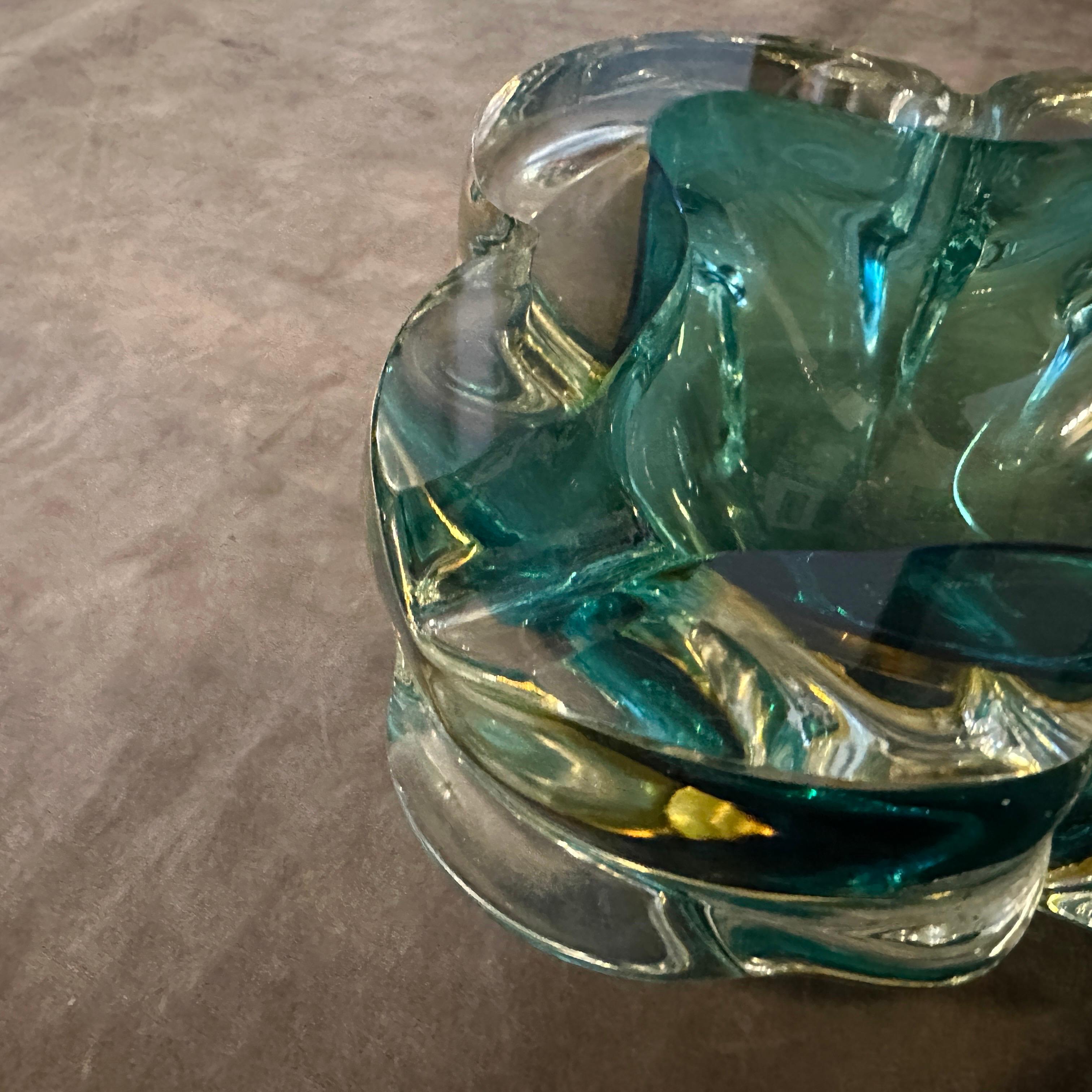 Se trata de un llamativo cenicero de cristal de Murano de los años 60, de estilo Seguso moderno y pesado, en un intenso tono verde. La pieza muestra la renombrada artesanía de los vidrieros de Murano, con una forma fluida y orgánica y paredes de