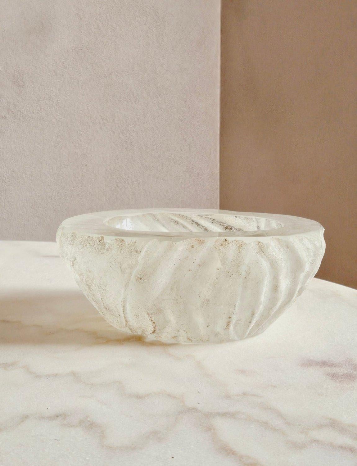 Maravilloso cuenco de cristal blanco sabiata orgánico soplado a mano de Seguso Vetri d'Arte. Firmado en la base. Un hallazgo raro.