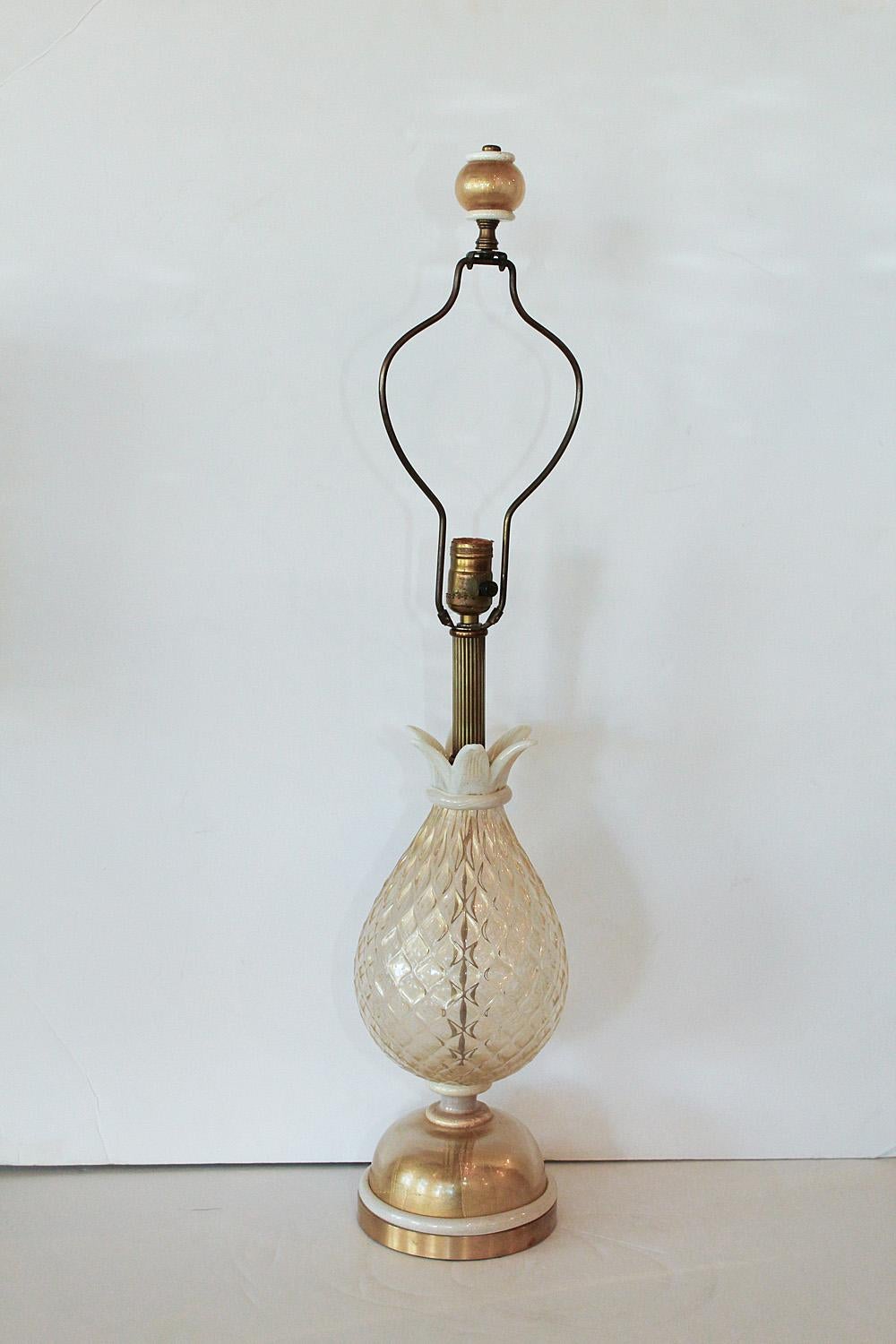 Nicht zu groß, nicht zu klein: Diese hübsche, tropisch-schicke Ananaslampe aus Murano-Glas von Seguso hat einen Körper aus klarem Glas und weiße Details, die mit Blattgoldeinschlüssen verziert sind. Originaler passender Glasaufsatz und Sockel und