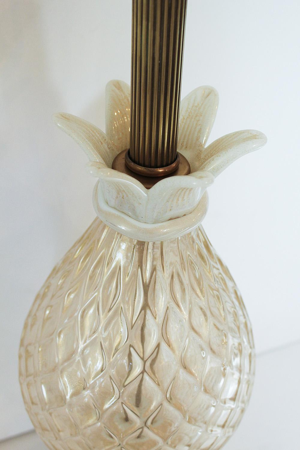 Hollywood Regency 1960s Seguso White and Clear Gold Dusted Murano Glass Pineapple Lamp For Sale