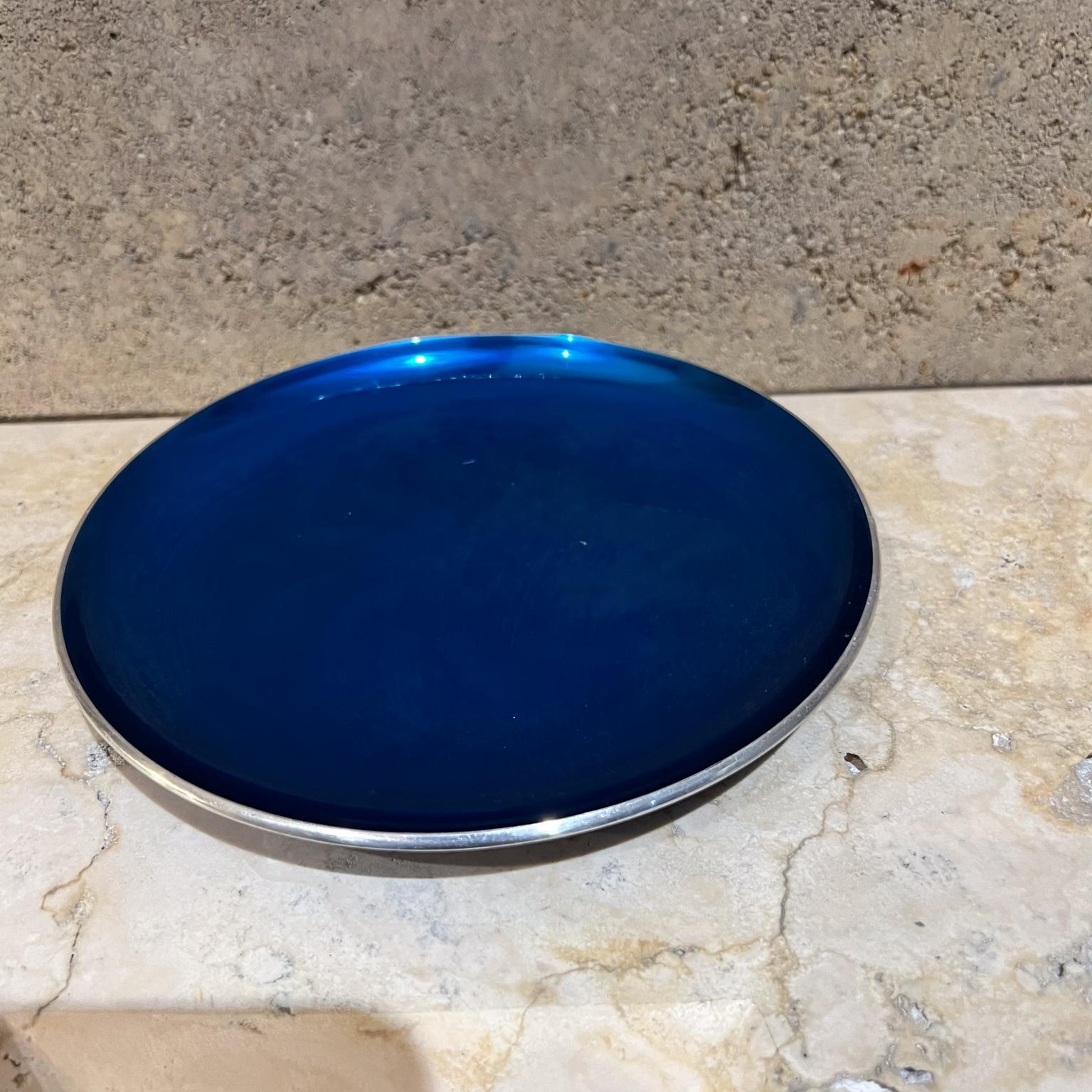 20ième siècle Émail bleu scandinave des années 1960 sur aluminium Norvège en vente