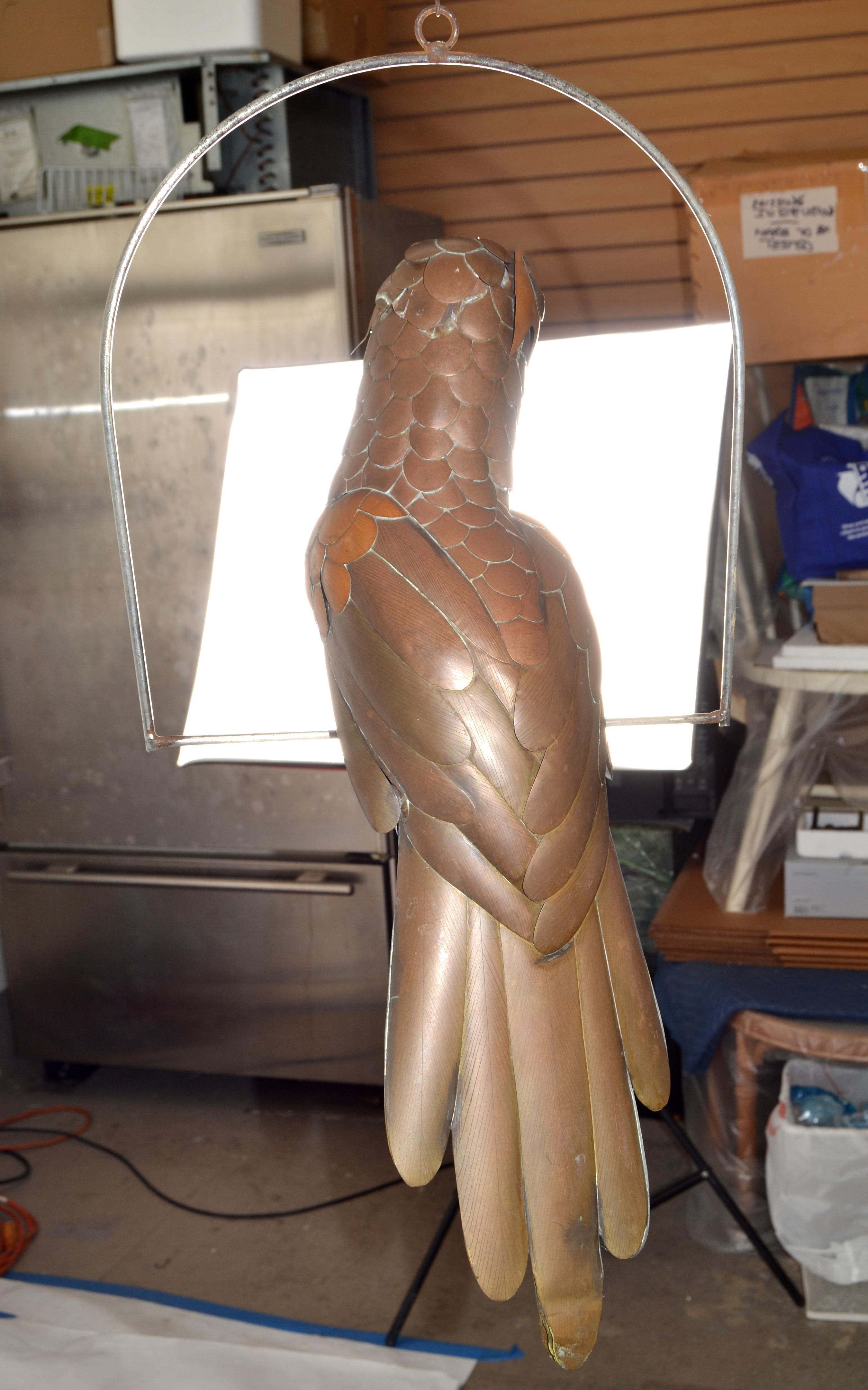 1960 Sergio Bustamante ottone rame metallo pappagallo animale appeso posatoio Messico in vendita 2