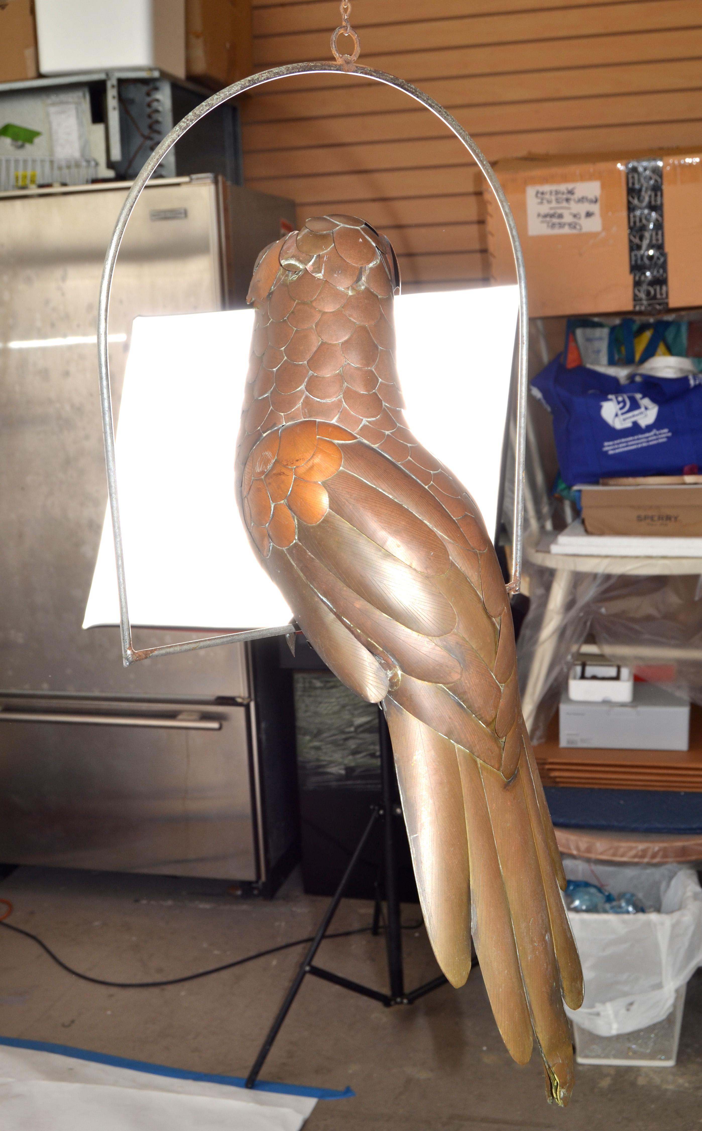 1960 Sergio Bustamante ottone rame metallo pappagallo animale appeso posatoio Messico in vendita 3