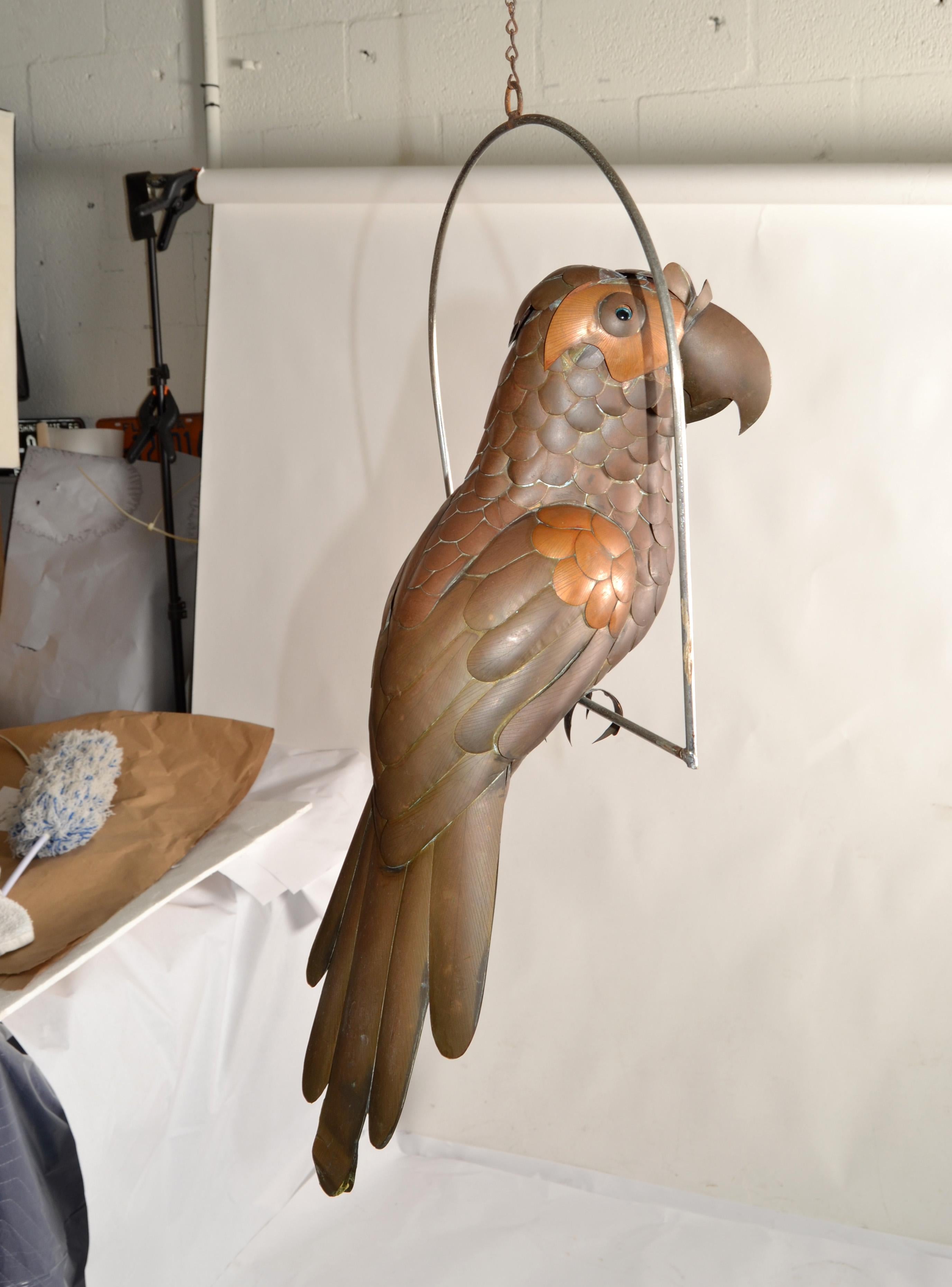 Arts and Crafts 1960 Sergio Bustamante ottone rame metallo pappagallo animale appeso posatoio Messico in vendita