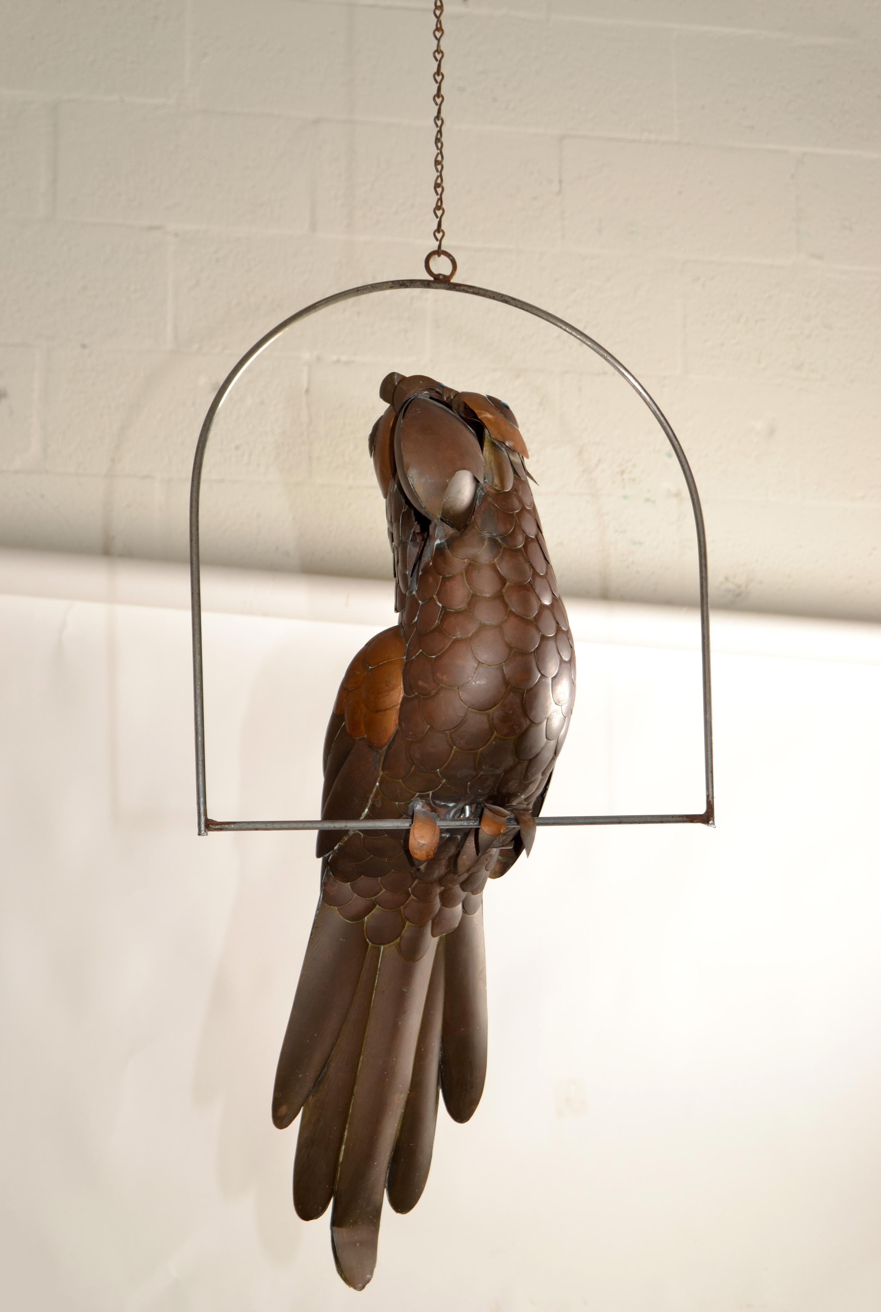 Messicano 1960 Sergio Bustamante ottone rame metallo pappagallo animale appeso posatoio Messico in vendita