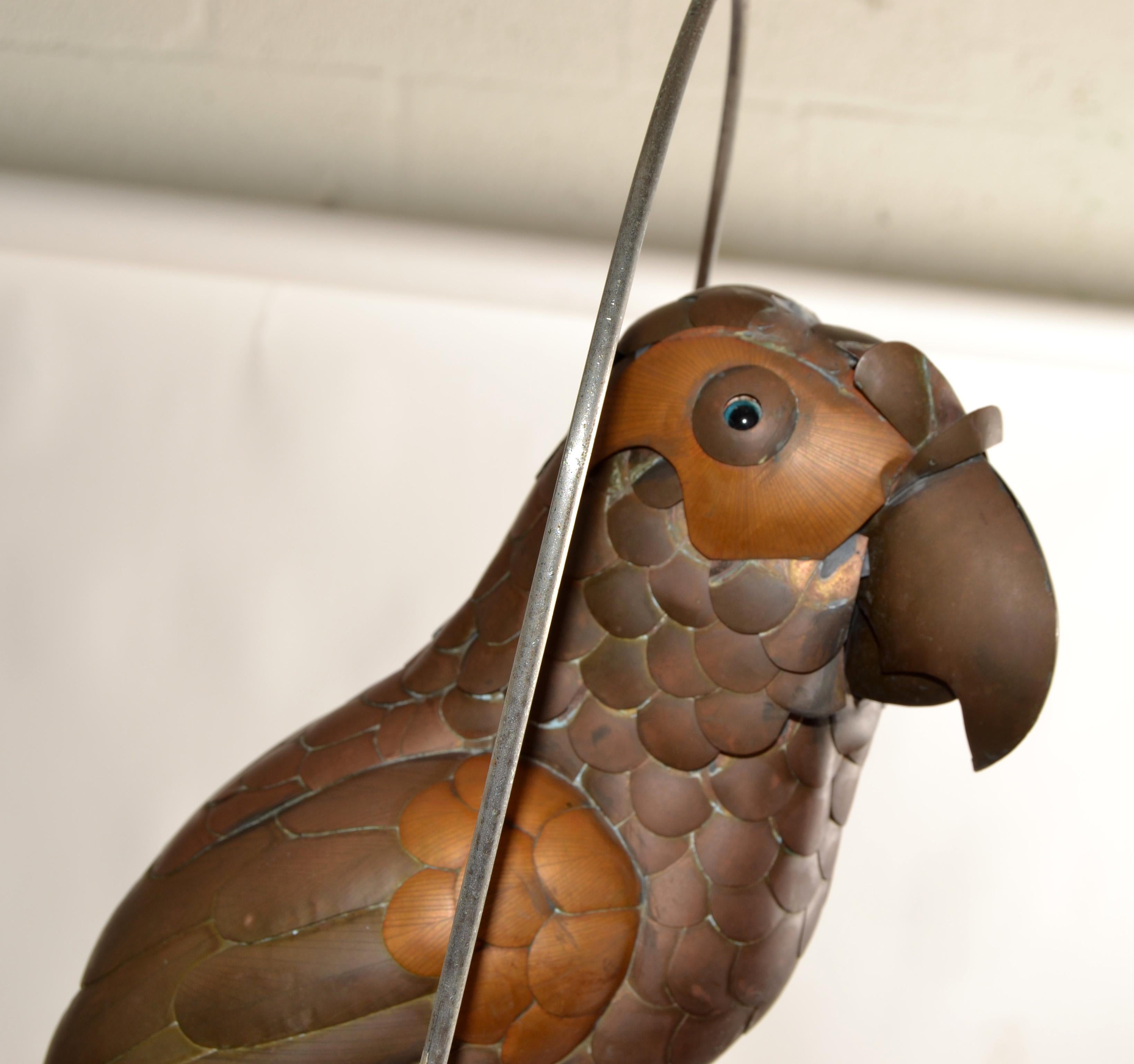 Fatto a mano 1960 Sergio Bustamante ottone rame metallo pappagallo animale appeso posatoio Messico in vendita