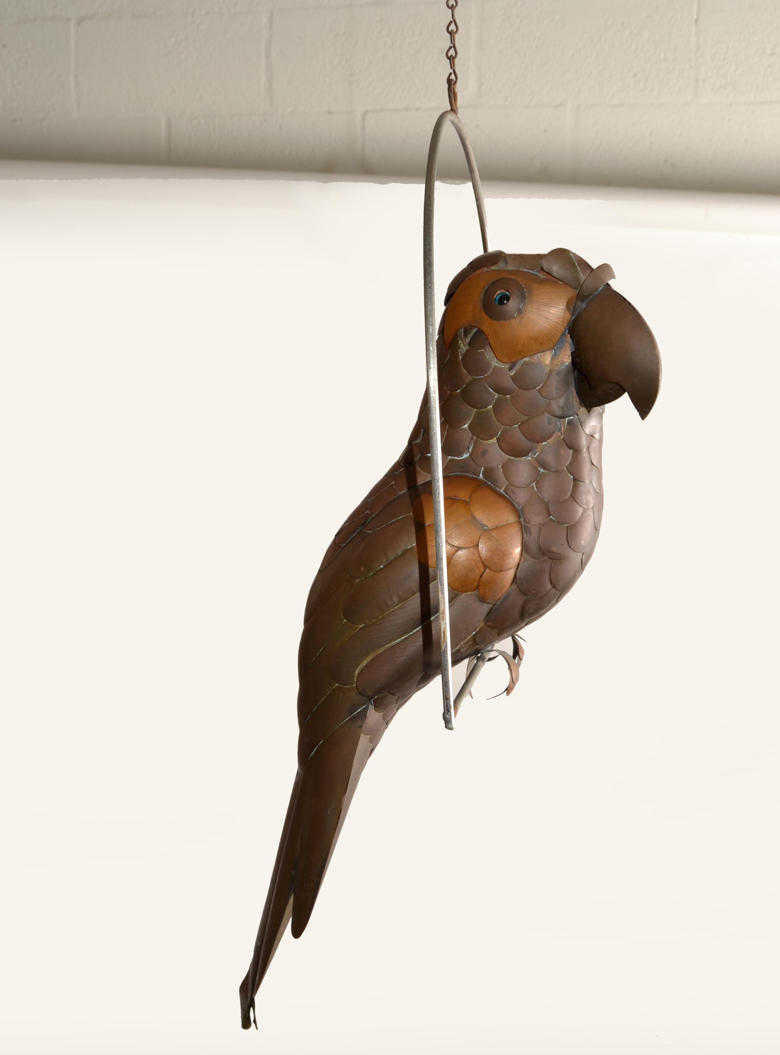 1960 Sergio Bustamante ottone rame metallo pappagallo animale appeso posatoio Messico In condizioni discrete in vendita a Miami, FL