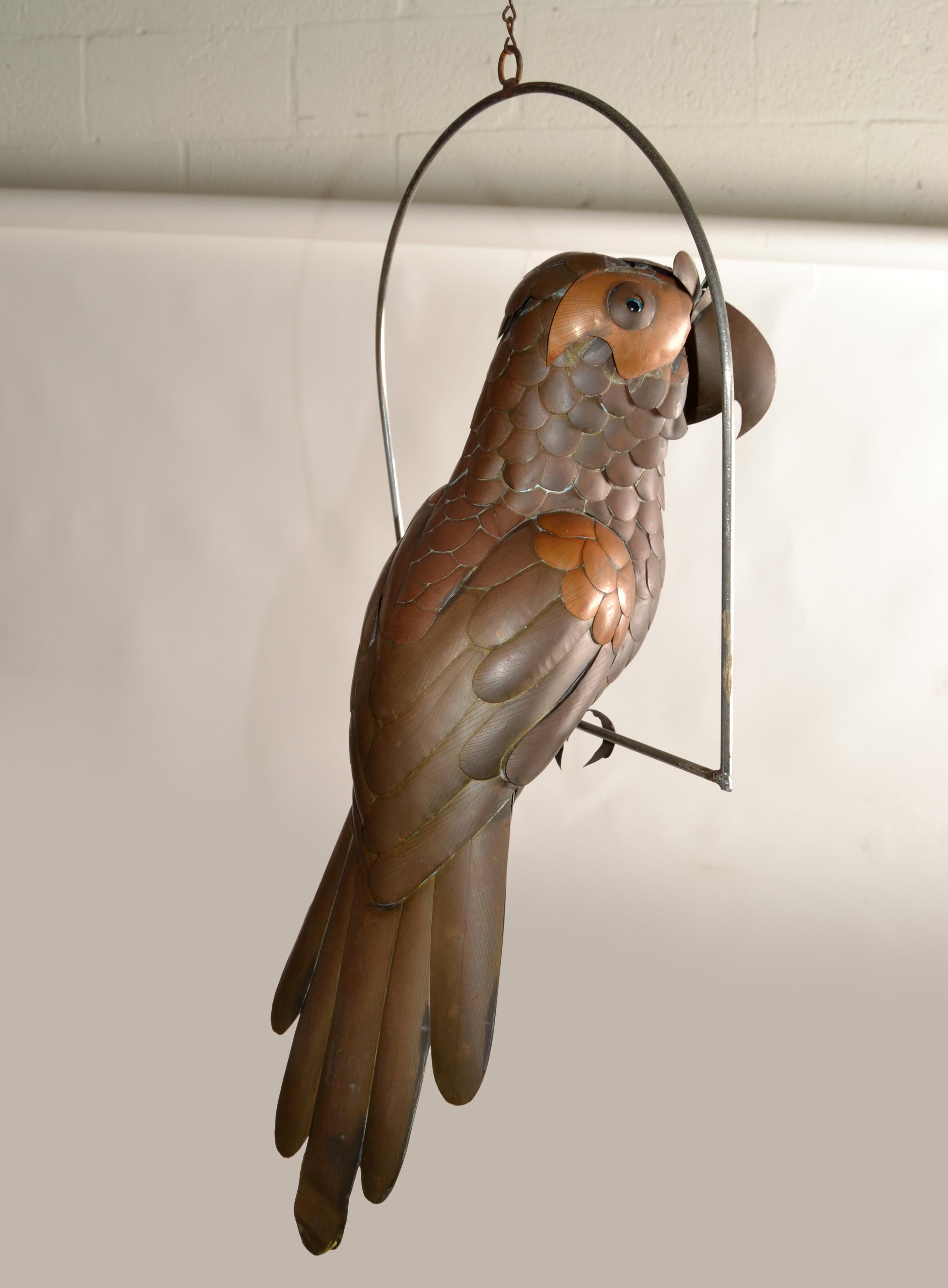 XX secolo 1960 Sergio Bustamante ottone rame metallo pappagallo animale appeso posatoio Messico in vendita