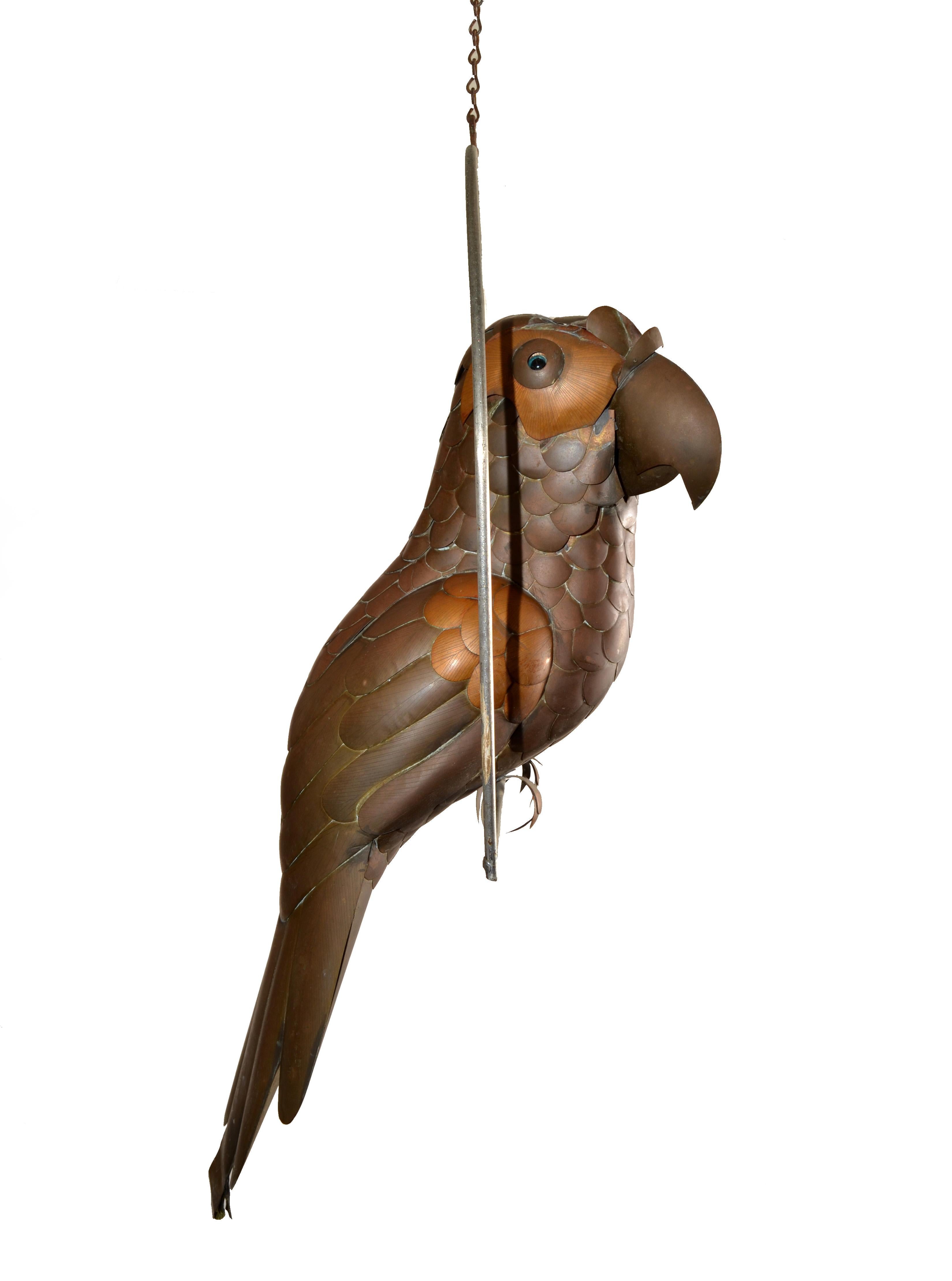 Metallo 1960 Sergio Bustamante ottone rame metallo pappagallo animale appeso posatoio Messico in vendita