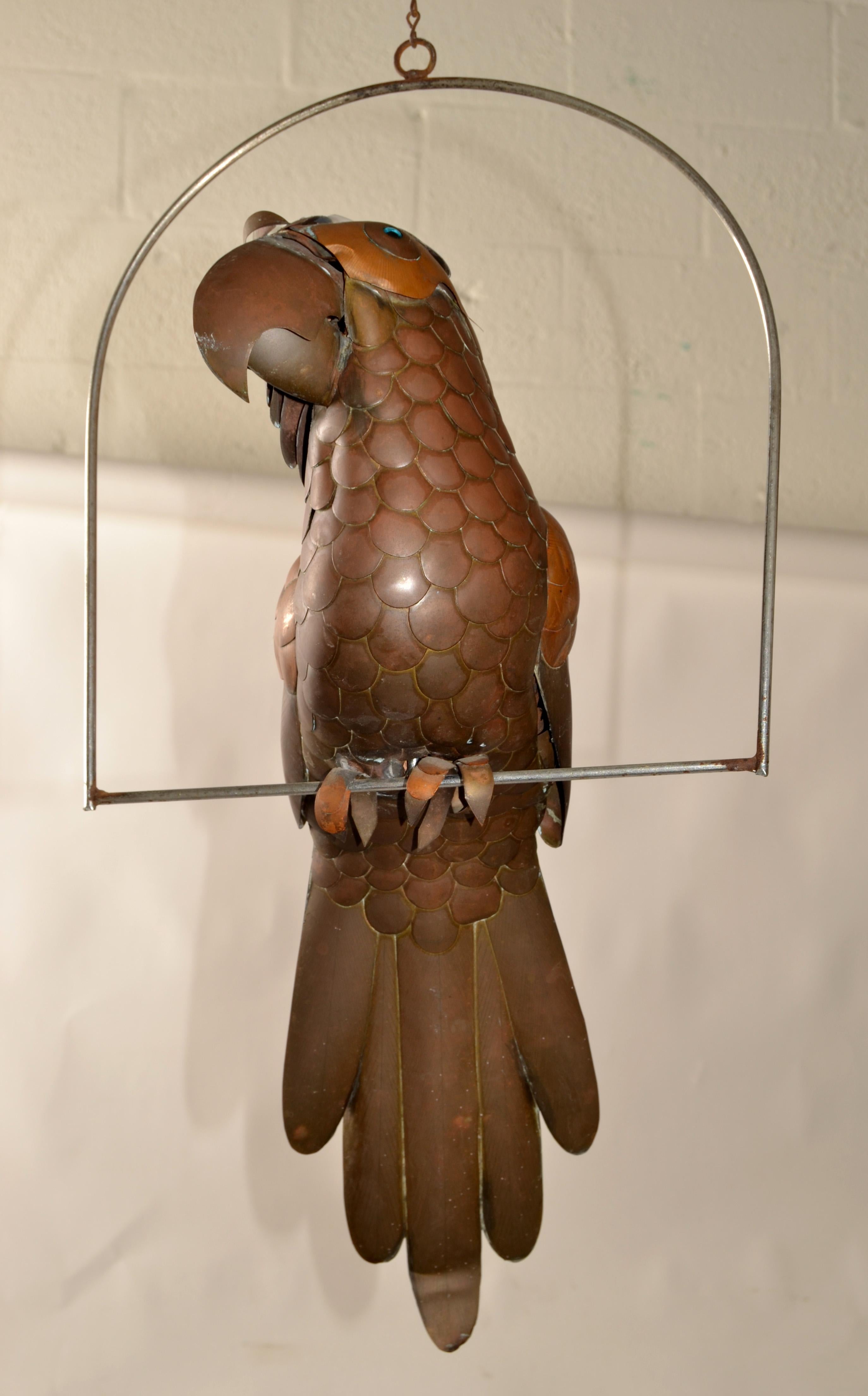 1960 Sergio Bustamante ottone rame metallo pappagallo animale appeso posatoio Messico in vendita 1