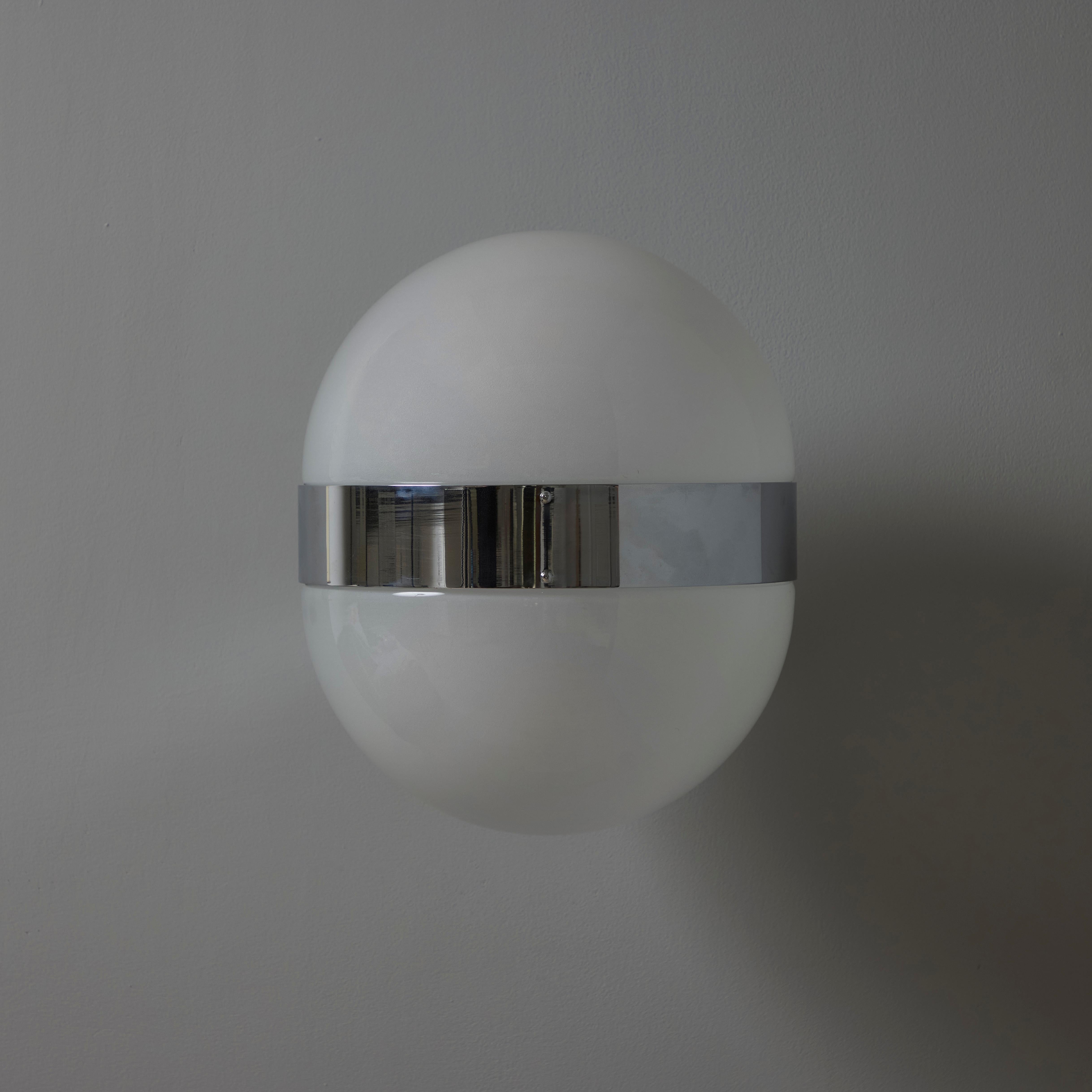 Sconce degli anni '60 di Sergio Mazza 'Clio' per Artemide in cromo. 

Eseguito in metallo cromato e delicato vetro opalino, Italia, circa anni '60. Pulita e architettonica, questa applique cablata emette una luce piacevolmente filtrata attraverso i