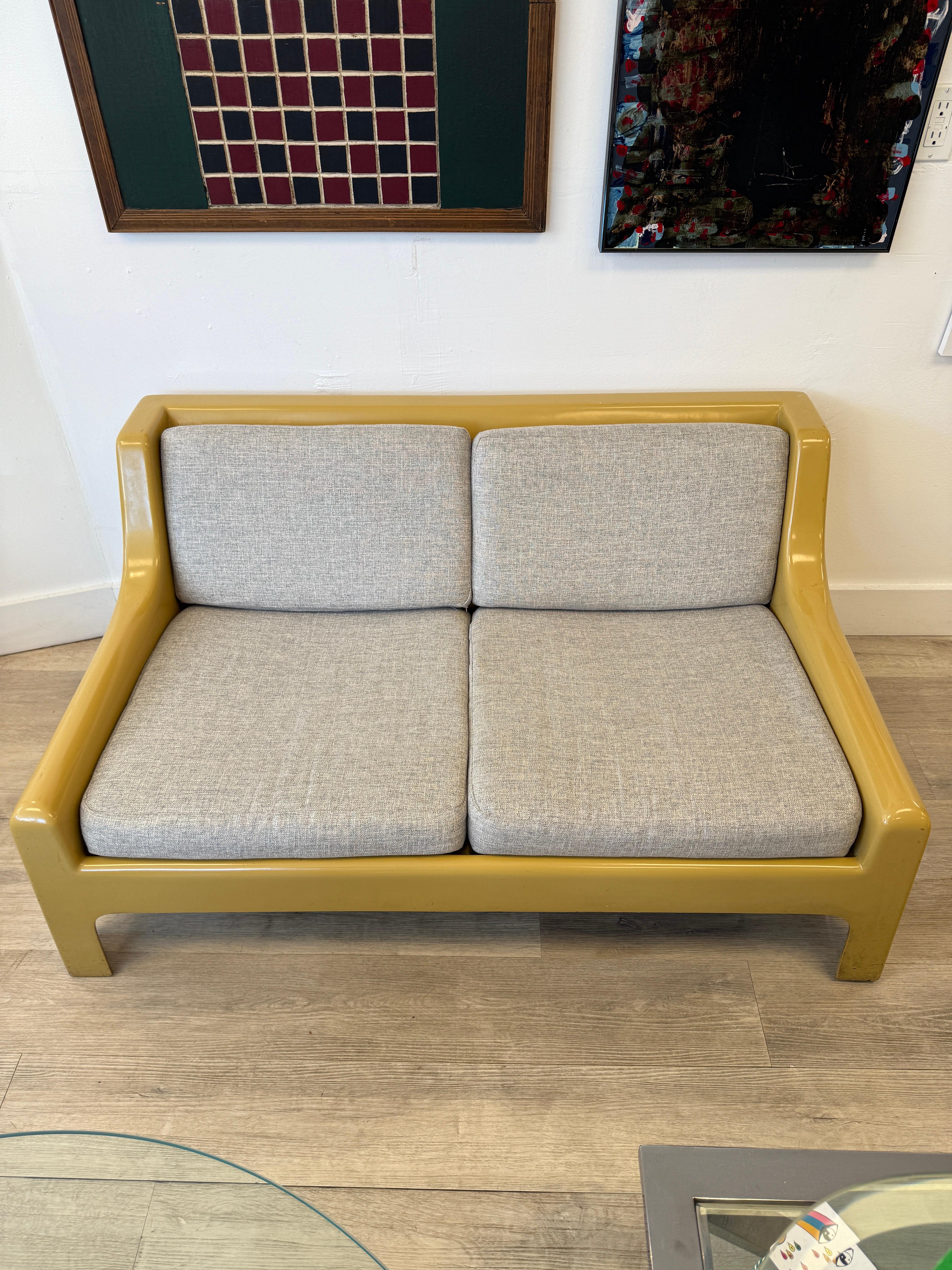 Loveseat de fibra de vidrio superraro de Sergio Mazza para Artemide, Italia, años 60.  Las formas de los cojines permiten que éste sea más cómodo que la mayoría de los sofás sin suspensión.  Es de esperar que la fibra de vidrio original presente