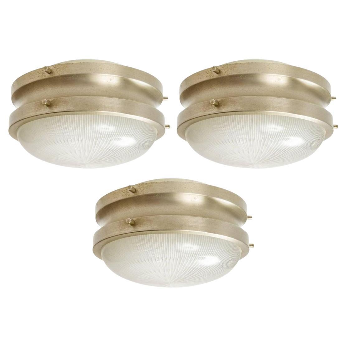 Sergio Mazza Petite 'Sigma' del 1960, lampada da parete o soffitto per Artemide. Eseguito in ottone nichelato e vetro opalino pressato. Minimalista e raffinata, questa lampada iconica può essere utilizzata per applicazioni a parete o a soffitto.