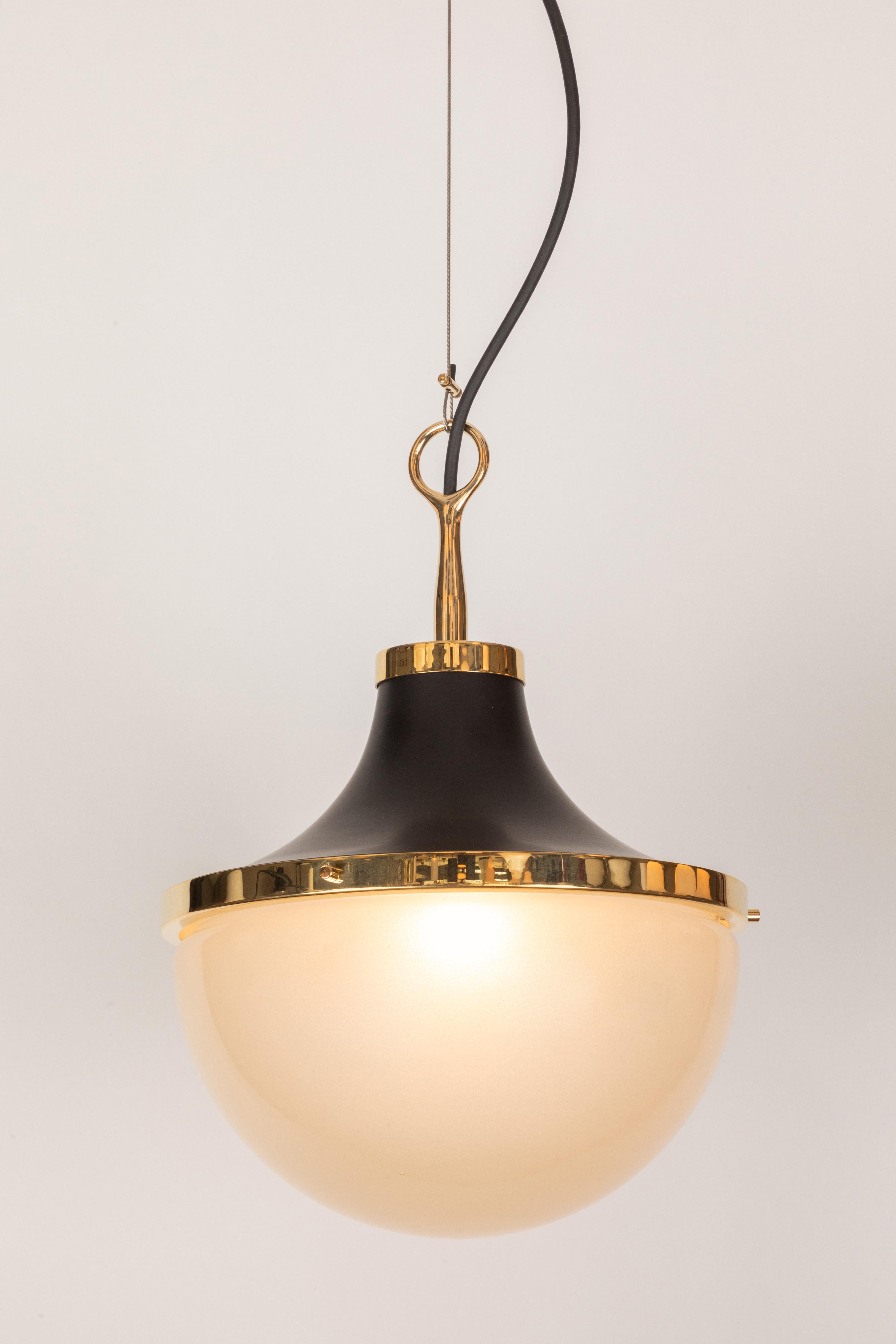 Mid-Century Modern Lampe à suspension Pi de Sergio Mazza en laiton et verre des années 1960 pour Artemide en vente