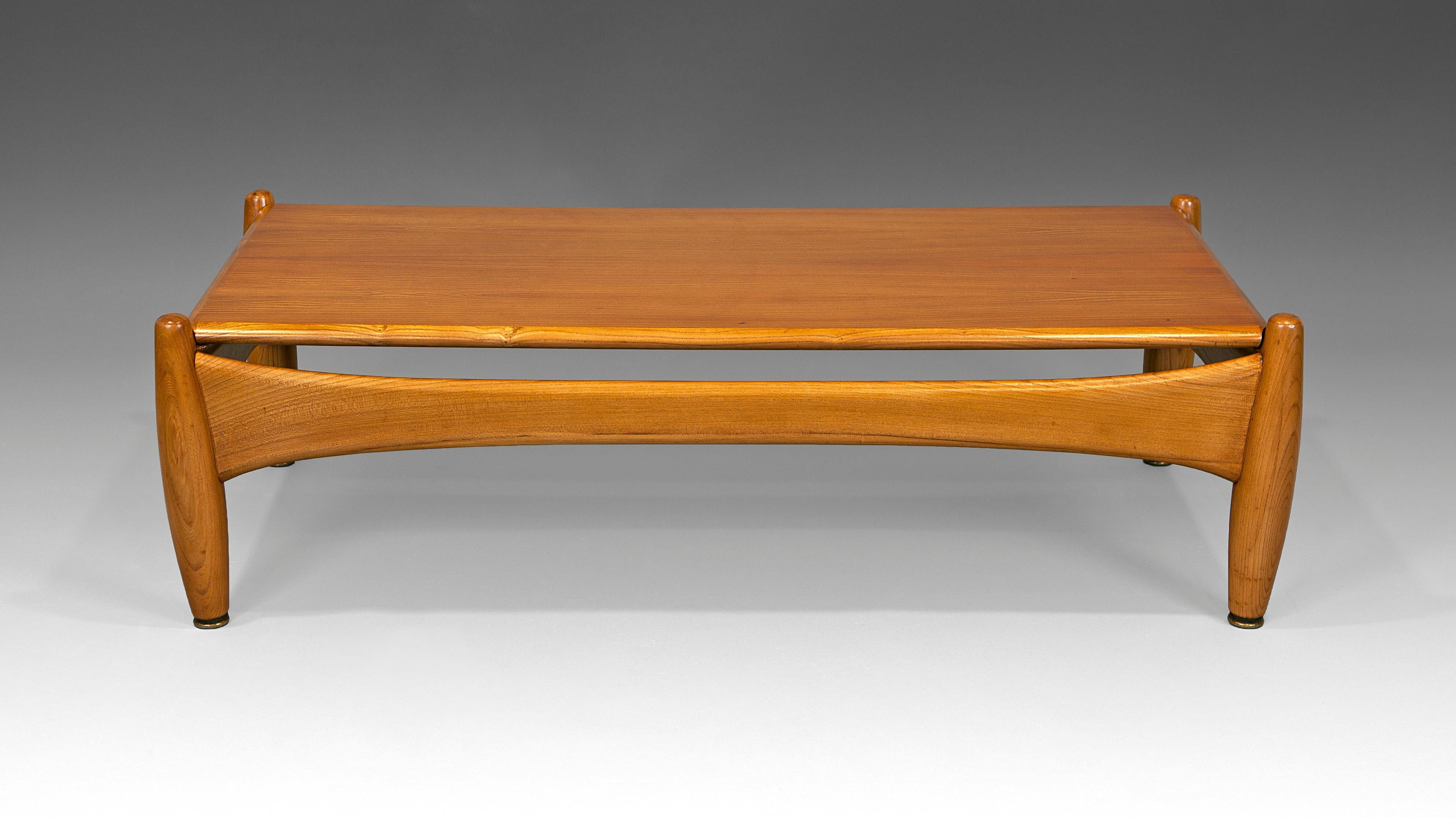 “Sheriff” coffee table by Sergio Rodrigues for Isa Bergamo, in elm wood. Italy, 1960s. Magnificent condition, completely restored.