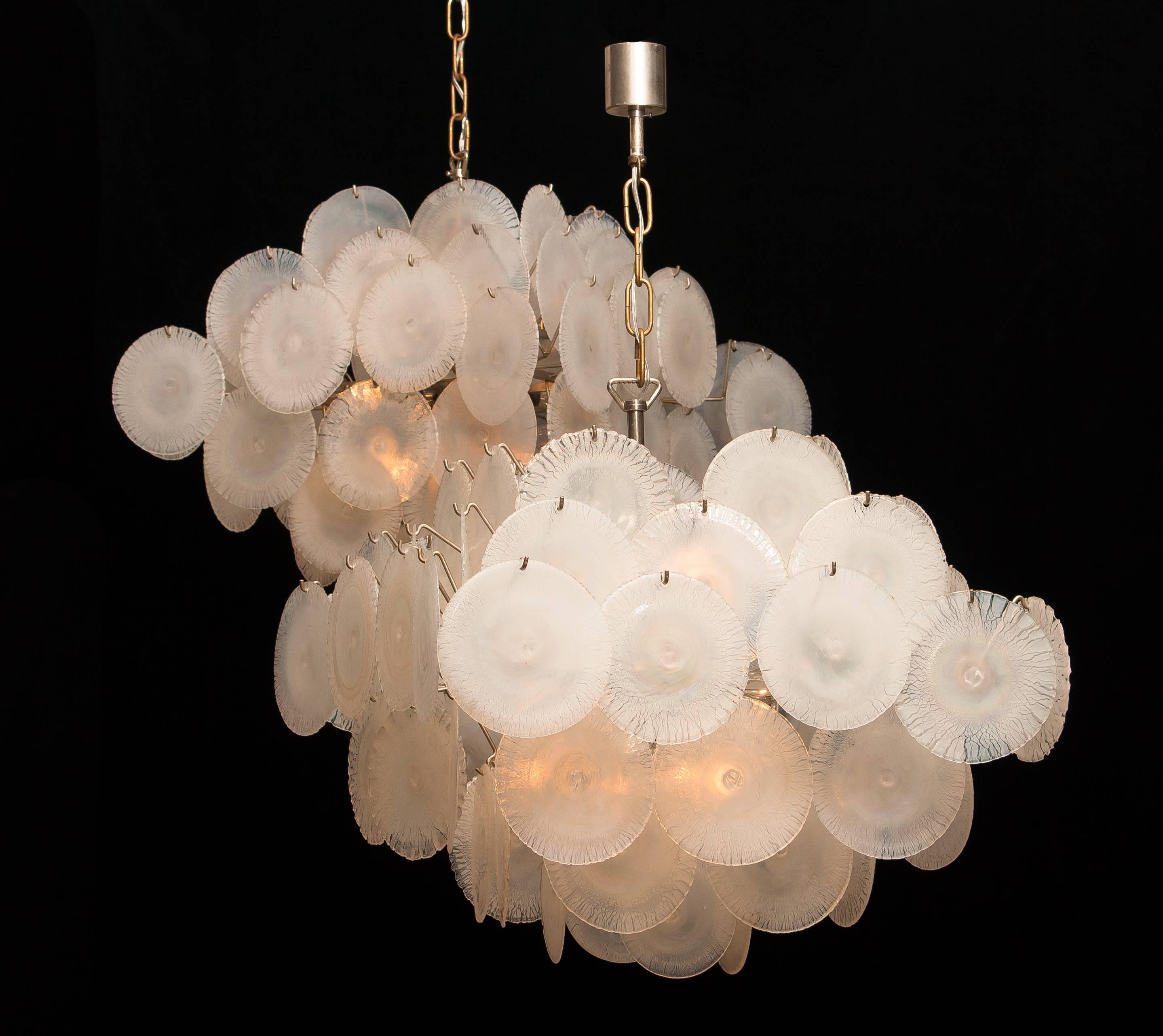 Extremely beautiful set of two Gino Vistosi chandeliers with white/pearl colored handmade Murano crystal discs. 

These Gino Vistosi chandeliers are made in Italy in the 1960s. The chandeliers contain 60 Murano white/pearl coloured crystal discs
