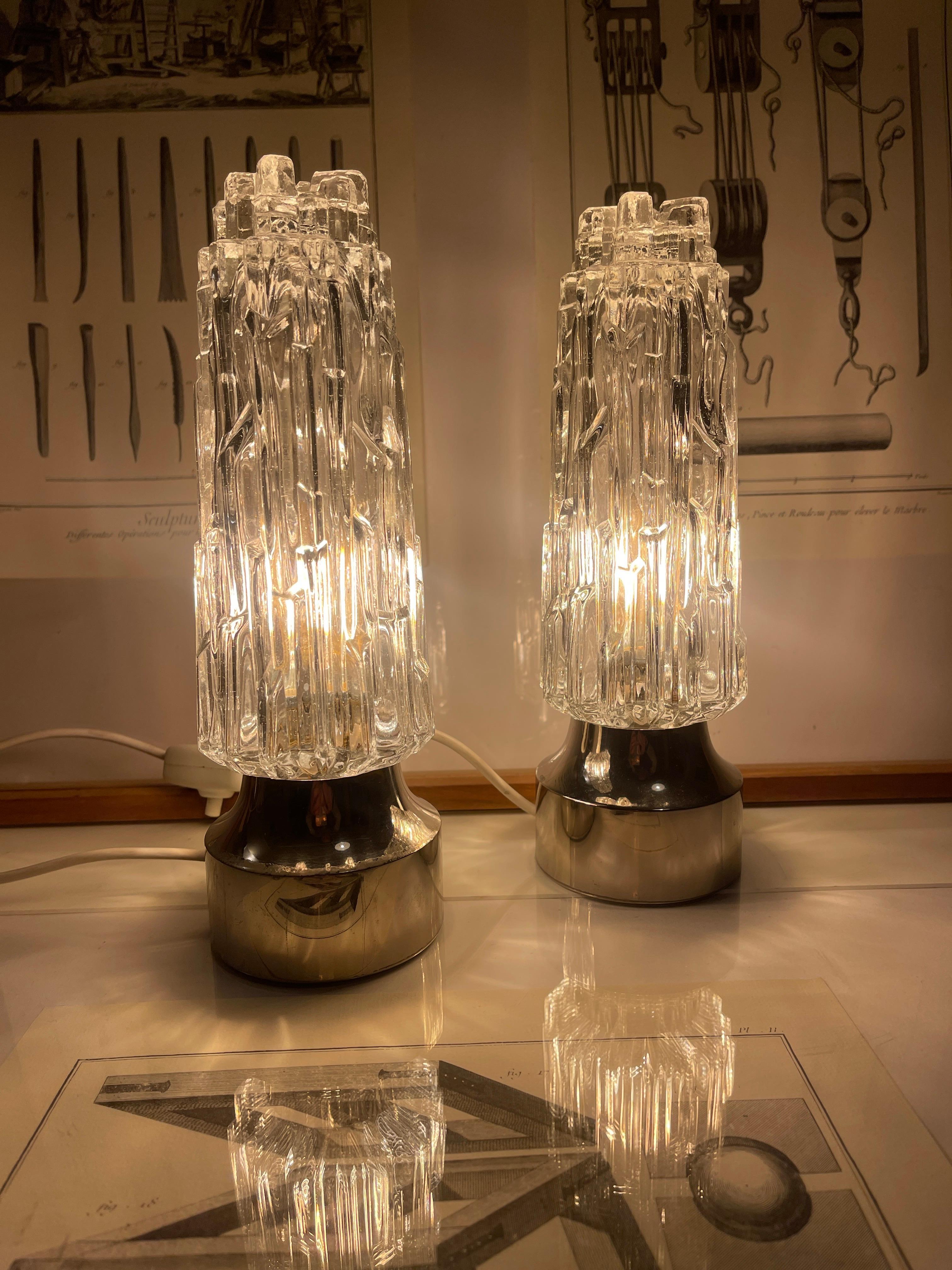 Expresivo y realmente inusual conjunto de 2 lámparas de sobremesa de cristal de carámbano de Hoffmeister Leuchten, Alemania.

Las lámparas tienen una fantástica forma de escultura de hielo parecida a una roca y descansan sobre unos pies de cromo