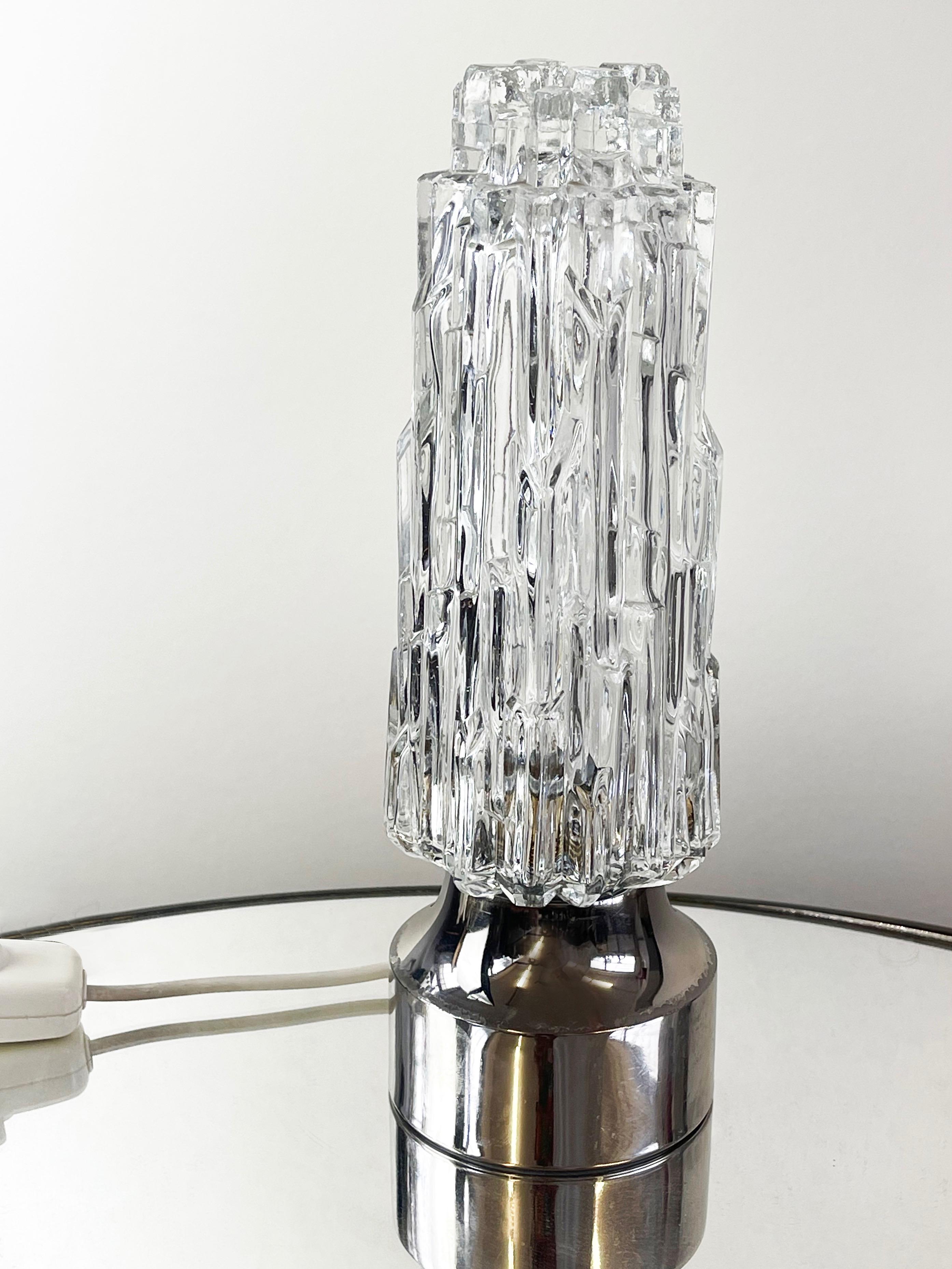 Juego de 2 lámparas de sobremesa de cristal Rocky Ice de los años 60, base cromada, Alemania de mediados de siglo Alemán en venta