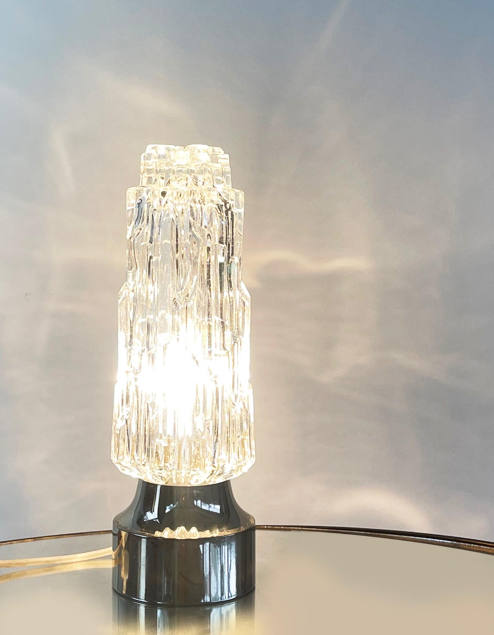 Juego de 2 lámparas de sobremesa de cristal Rocky Ice de los años 60, base cromada, Alemania de mediados de siglo Moderno de mediados de siglo en venta