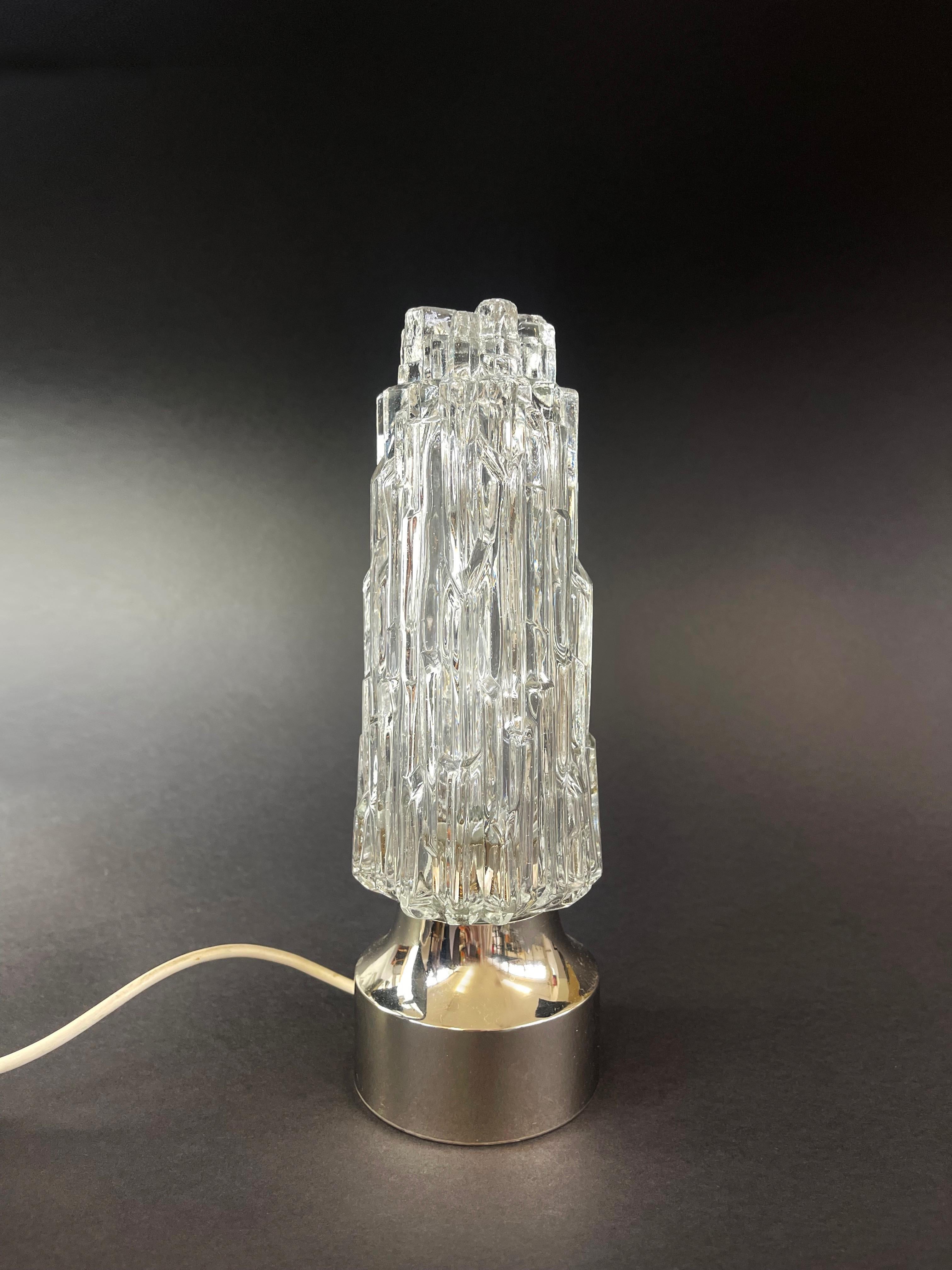Juego de 2 lámparas de sobremesa de cristal Rocky Ice de los años 60, base cromada, Alemania de mediados de siglo en Bueno estado para la venta en Andernach, DE