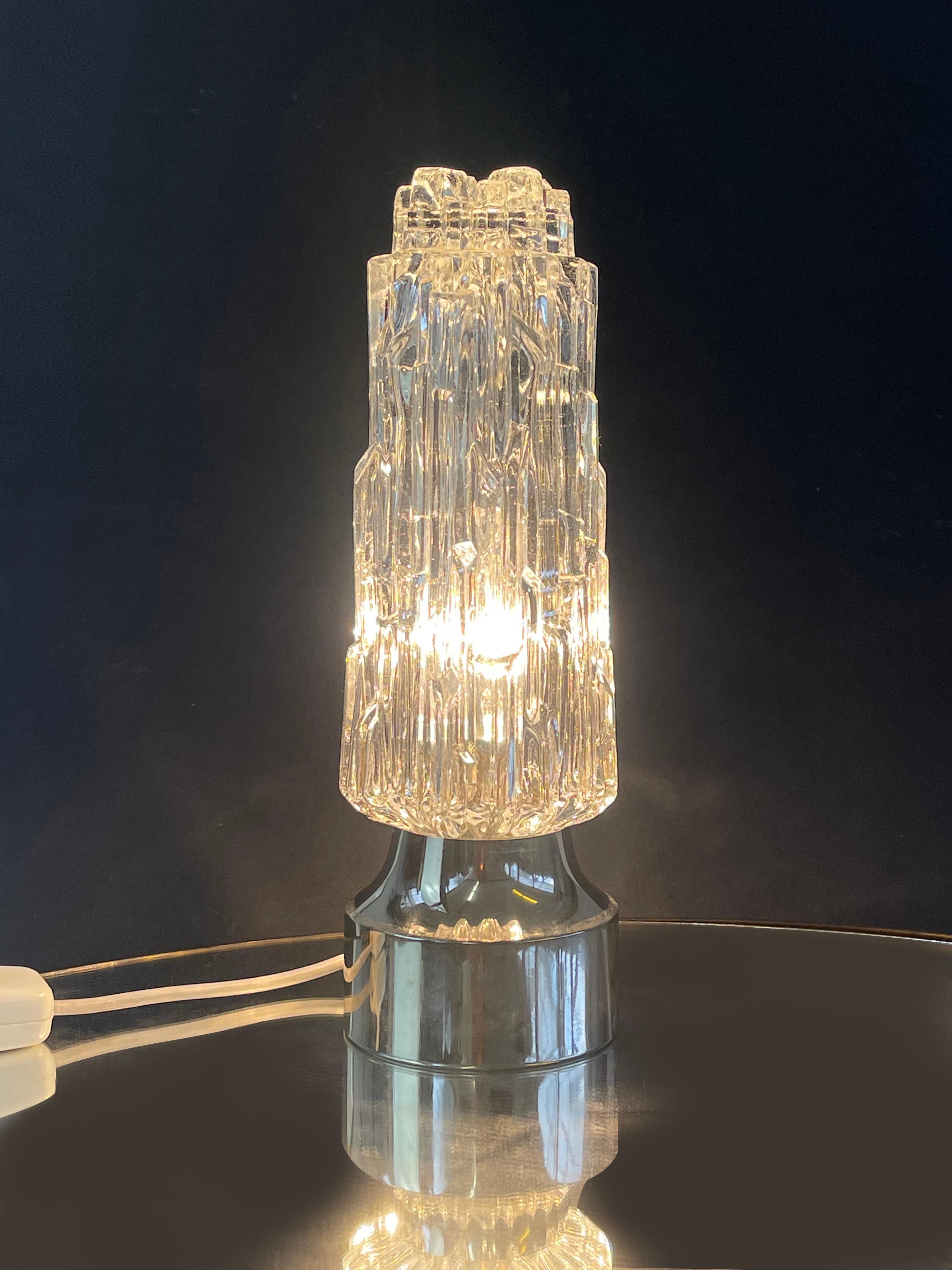 Juego de 2 lámparas de sobremesa de cristal Rocky Ice de los años 60, base cromada, Alemania de mediados de siglo siglo XX en venta