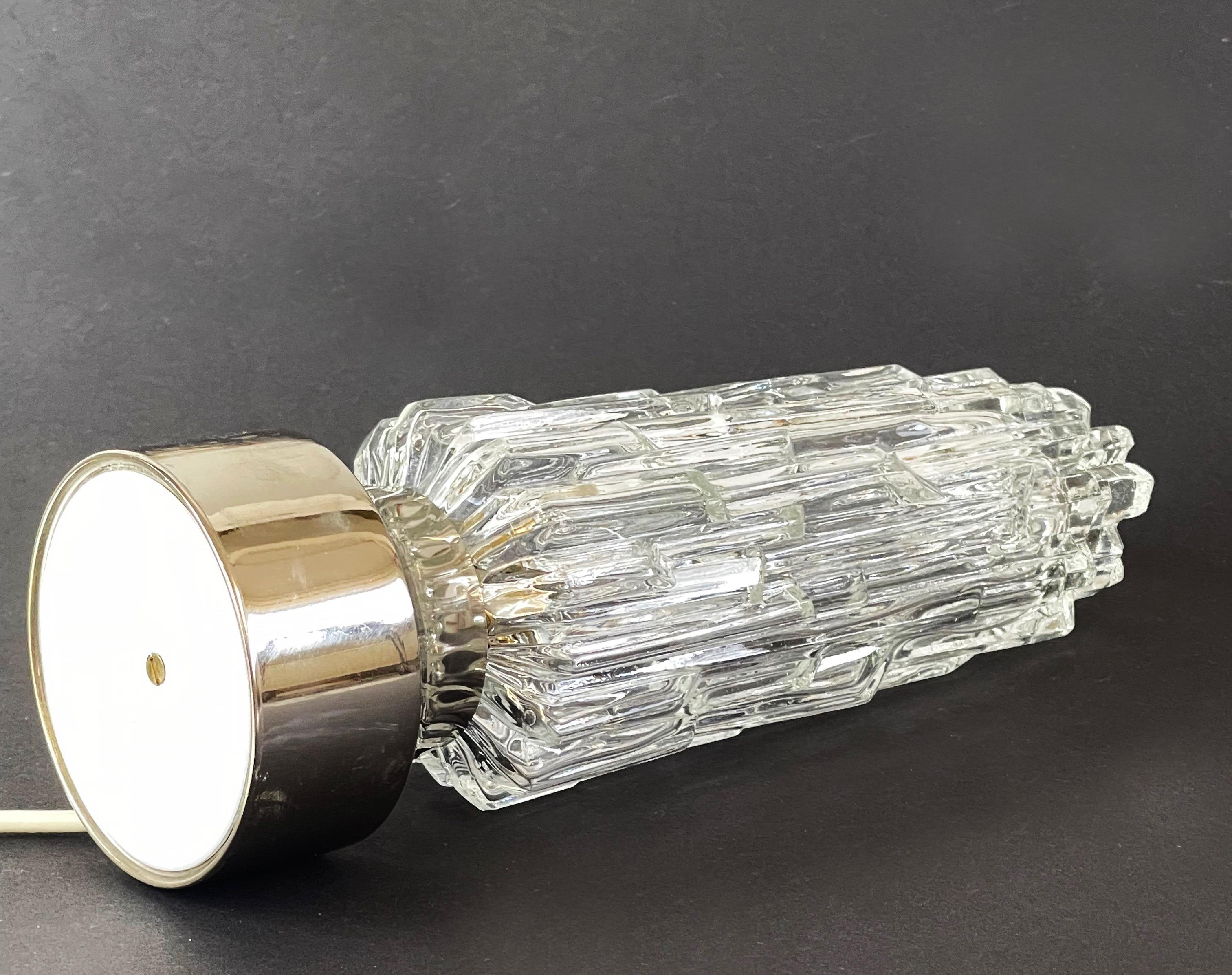 Juego de 2 lámparas de sobremesa de cristal Rocky Ice de los años 60, base cromada, Alemania de mediados de siglo en venta 2