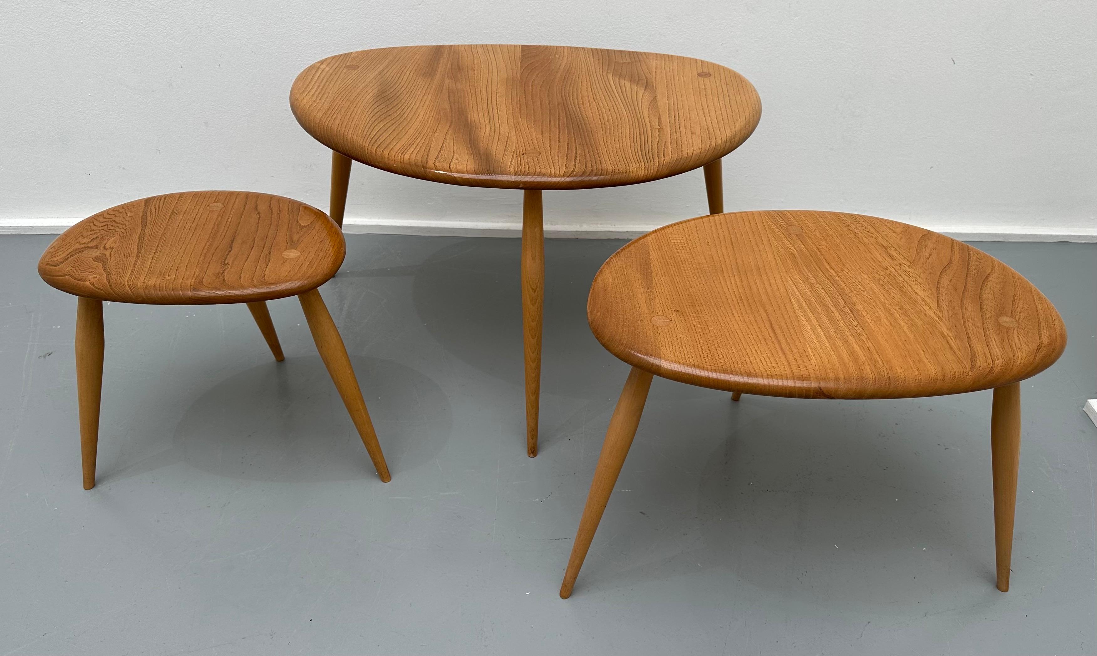 1960s Set of 3 English Ercol Elm & Beech Pebble Shaped Nesting Coffee Tables 2