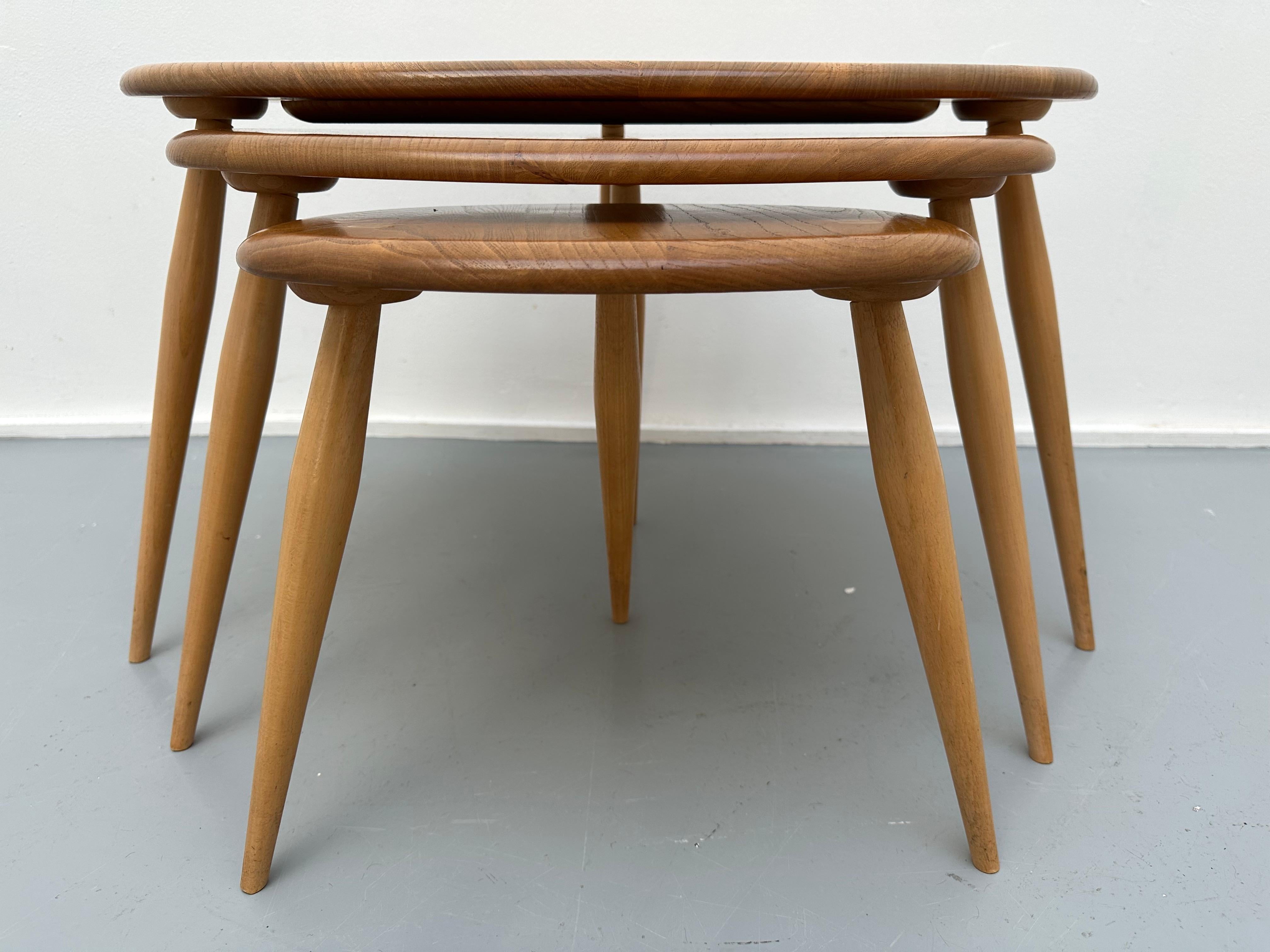 1960s Set of 3 English Ercol Elm & Beech Pebble Shaped Nesting Coffee Tables In Good Condition In London, GB
