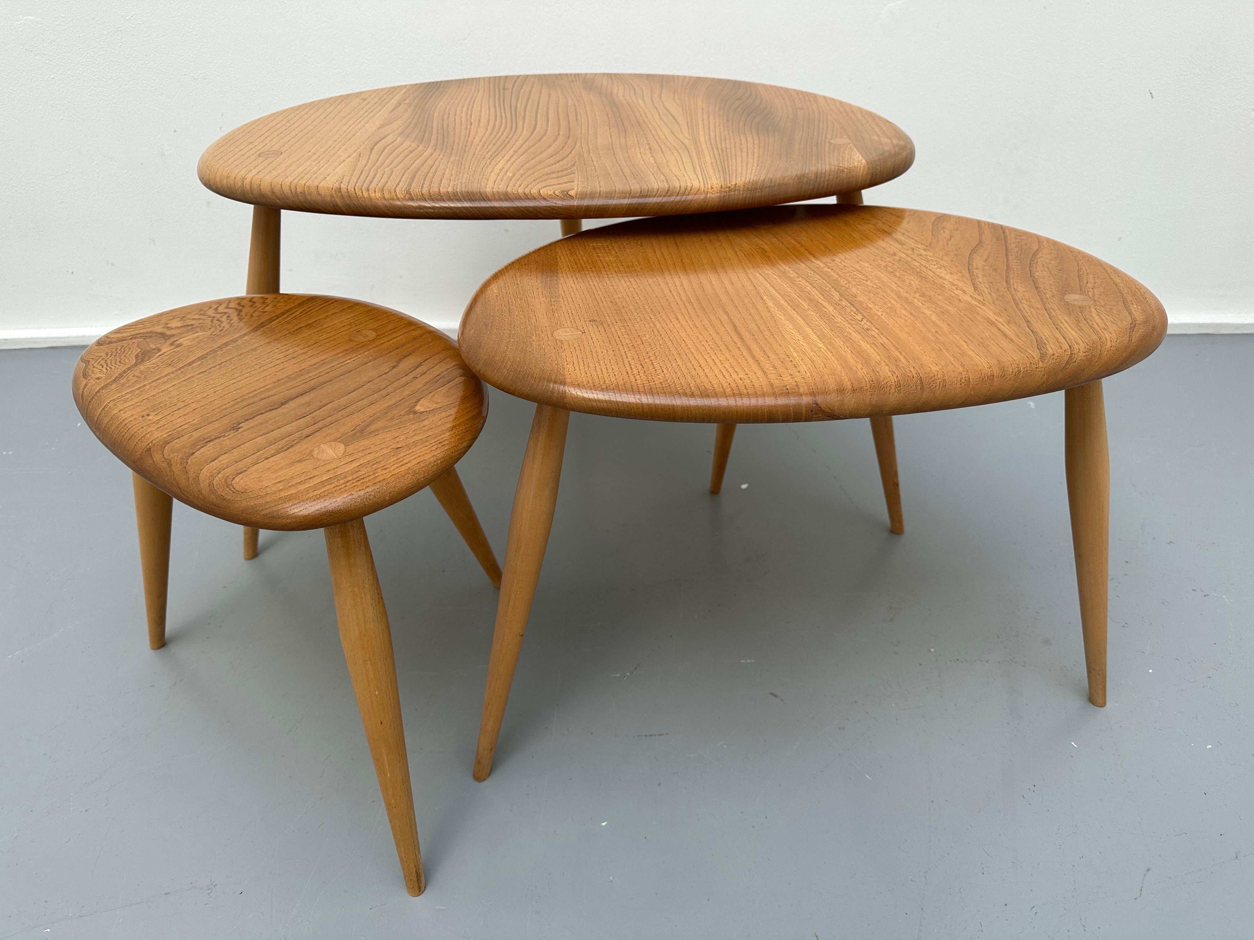 20th Century 1960s Set of 3 English Ercol Elm & Beech Pebble Shaped Nesting Coffee Tables