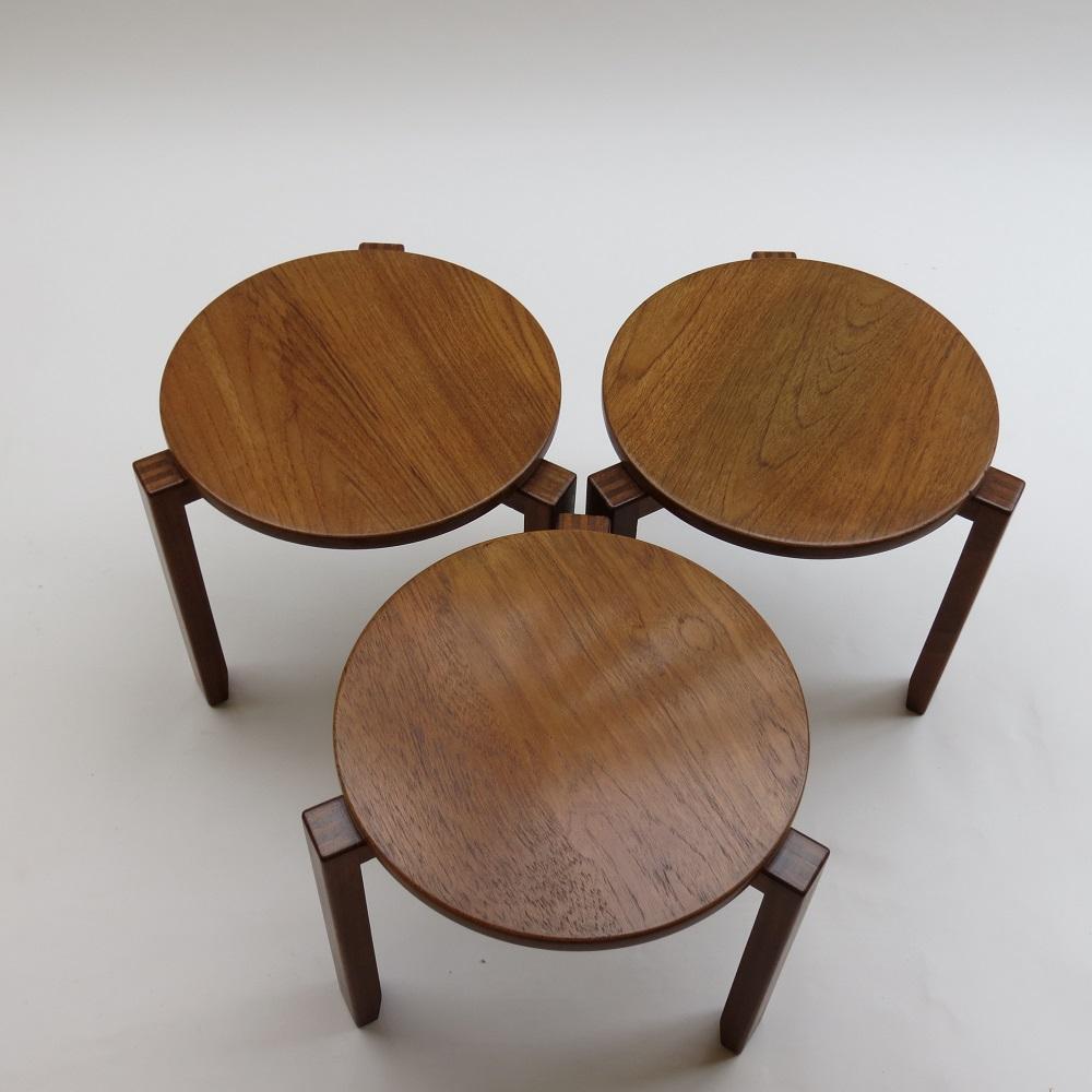 Set of 3 good quality stacking tables. Solid teak tops and solid Afrormosia legs with lovely finger joint detail to the top of each leg.

Very good condition.

ST1363.