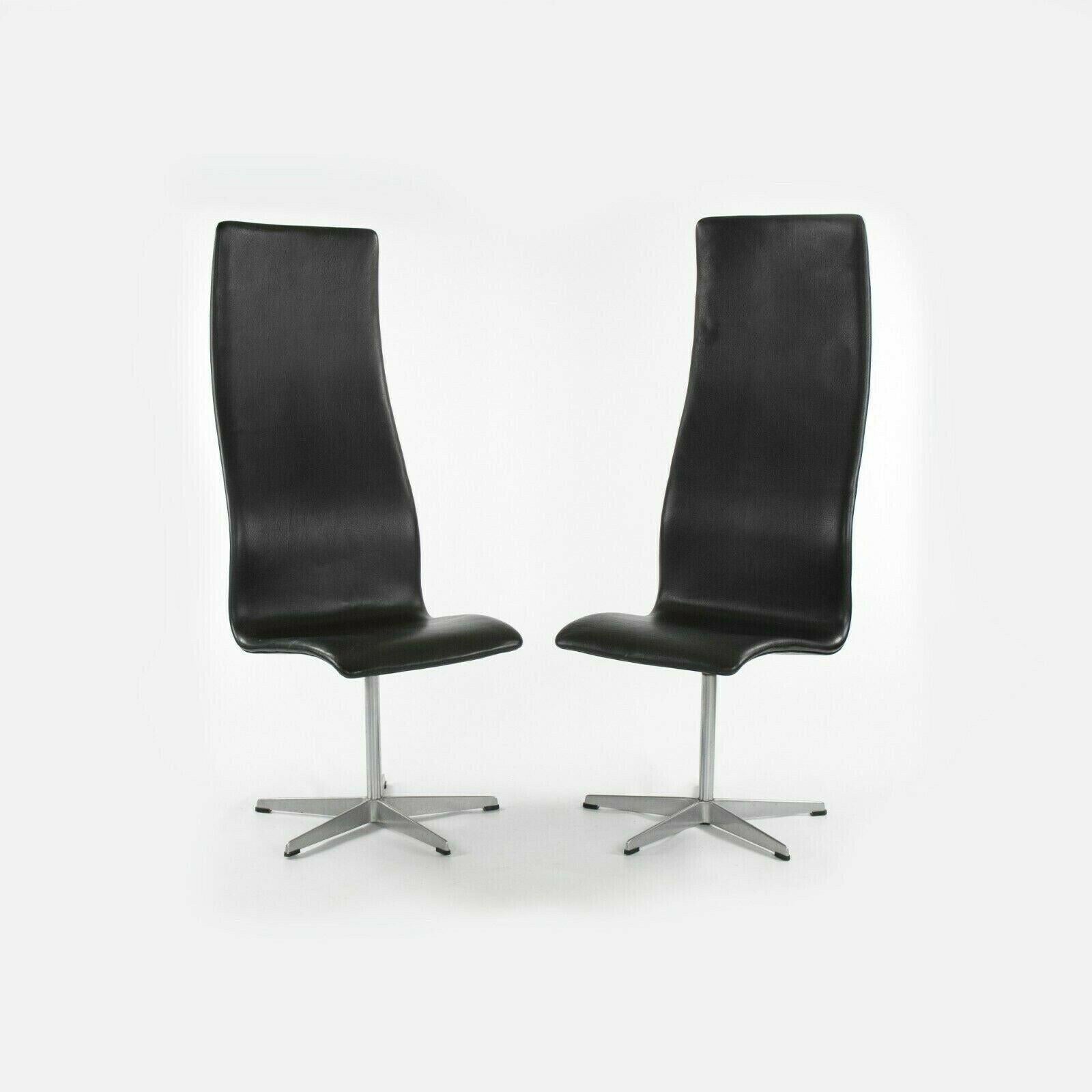 Zum Verkauf steht ein originaler Satz von vier High Oxford Esszimmerstühlen, entworfen vom Architekten Arne Jacobsen und hergestellt von Fritz Hansen in Dänemark. Es handelt sich um frühe und originale Exemplare aus den 1960er Jahren. Einer von