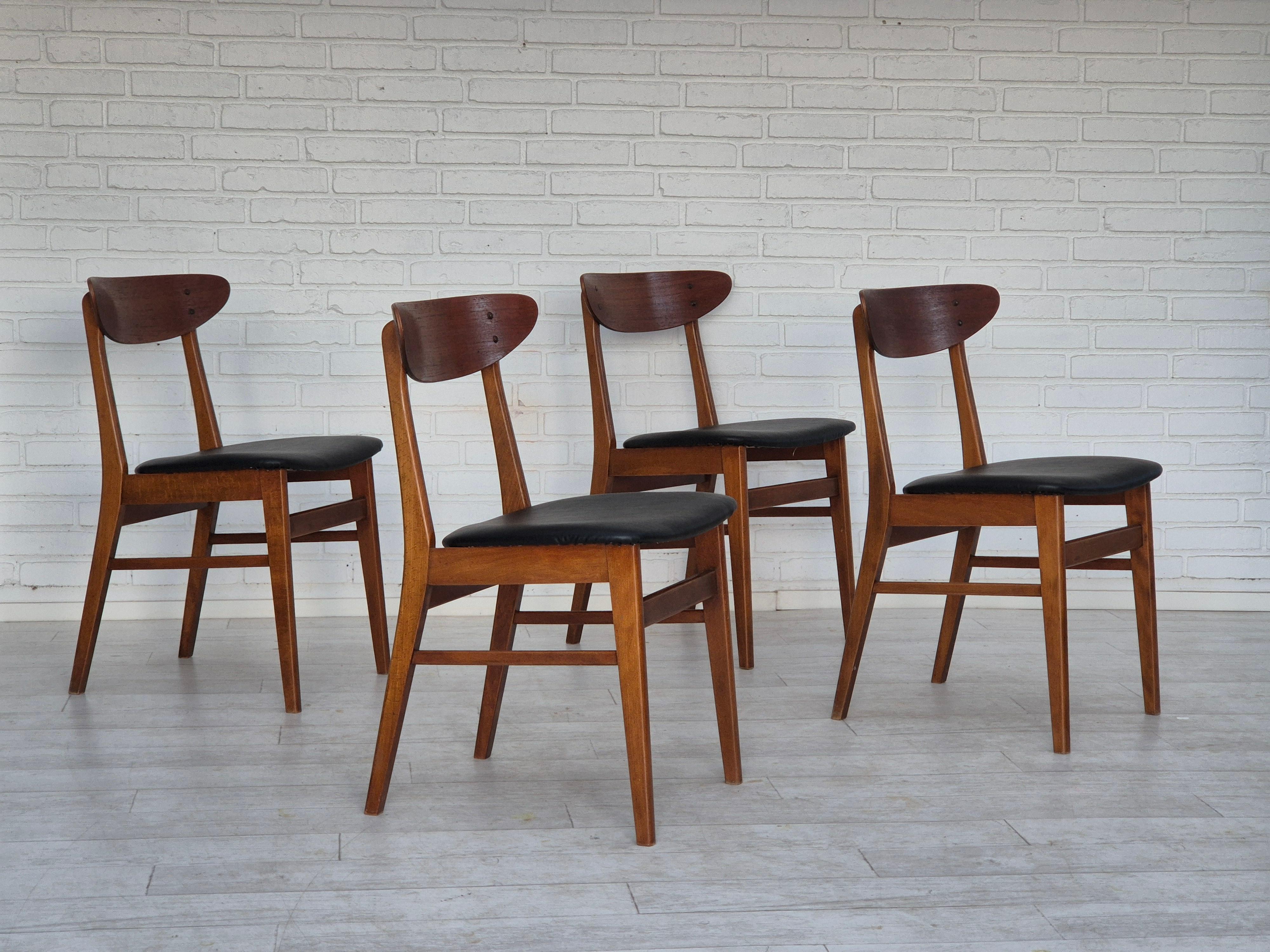 Anni '60, set di 4 sedie da pranzo danesi di Farstrup. Il retro è in legno di teak curvato, il resto della struttura in legno di faggio scuro. Rivestito da un artigiano in pelle artificiale nera. Prodotto dal produttore danese di mobili Farstrup