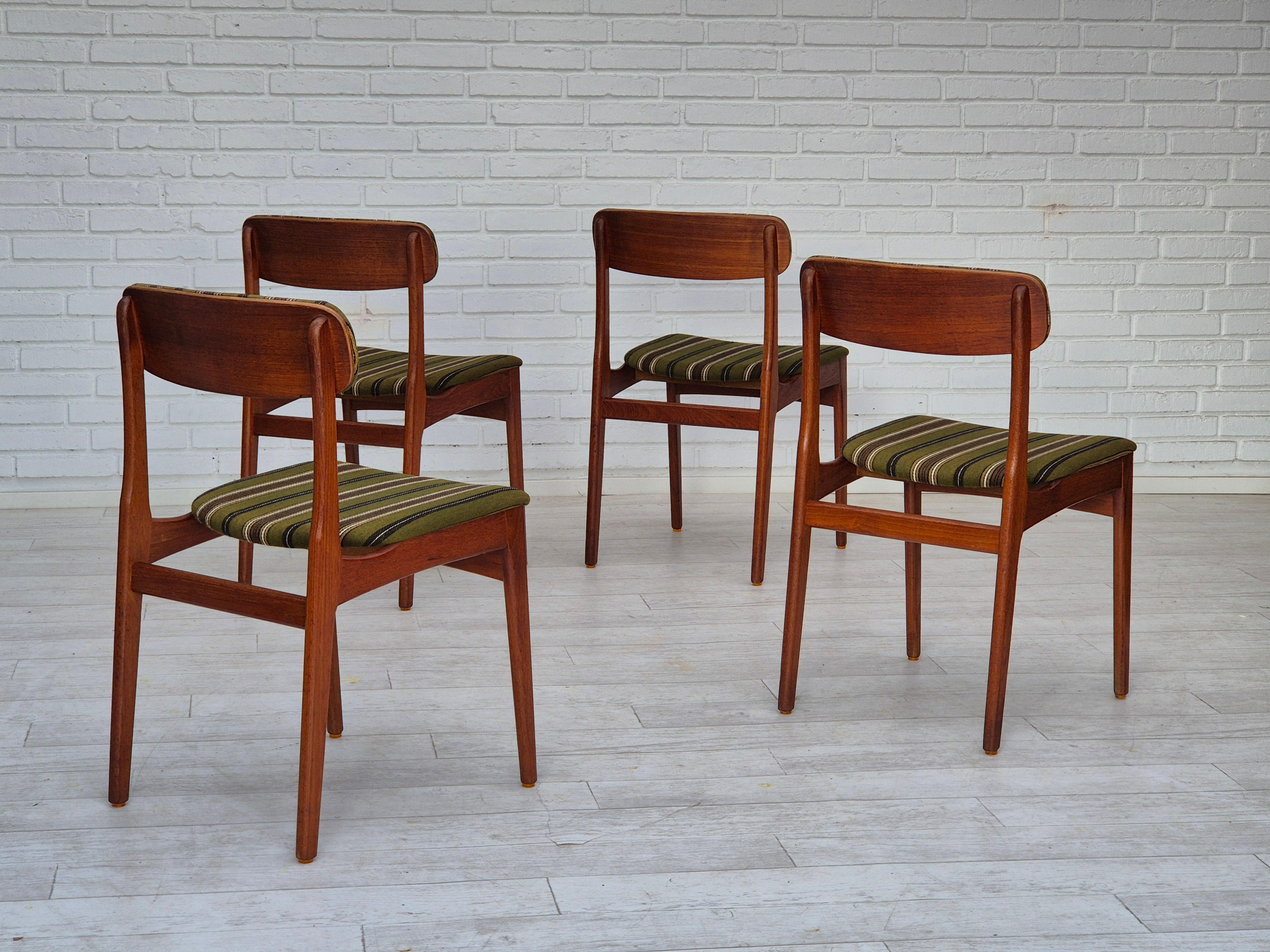 Satz von 4 dänischen Esszimmerstühlen aus massivem Teakholz, Originalzustand, 1960er Jahre. (Dänisch) im Angebot