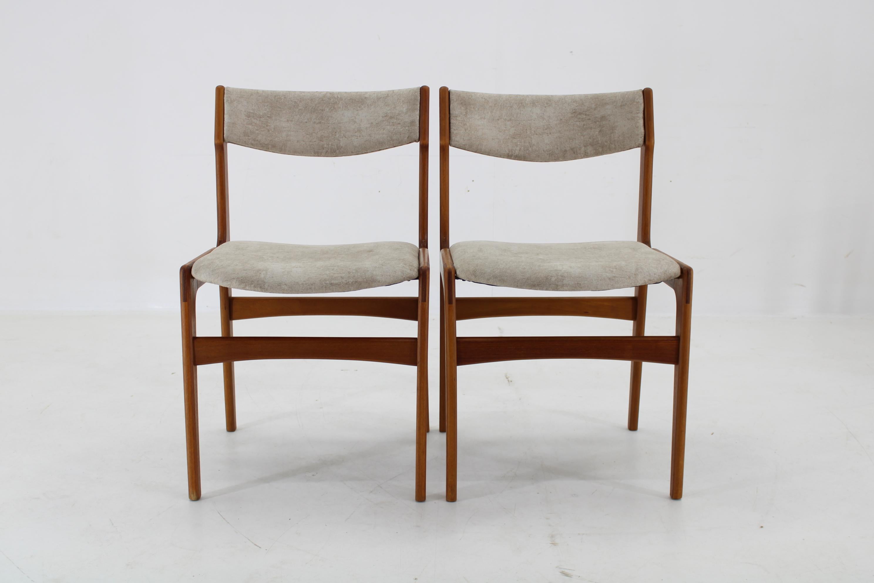 1960er Satz von 4 dänischen Teak-Esszimmerstühlen, restauriert im Zustand „Gut“ im Angebot in Praha, CZ