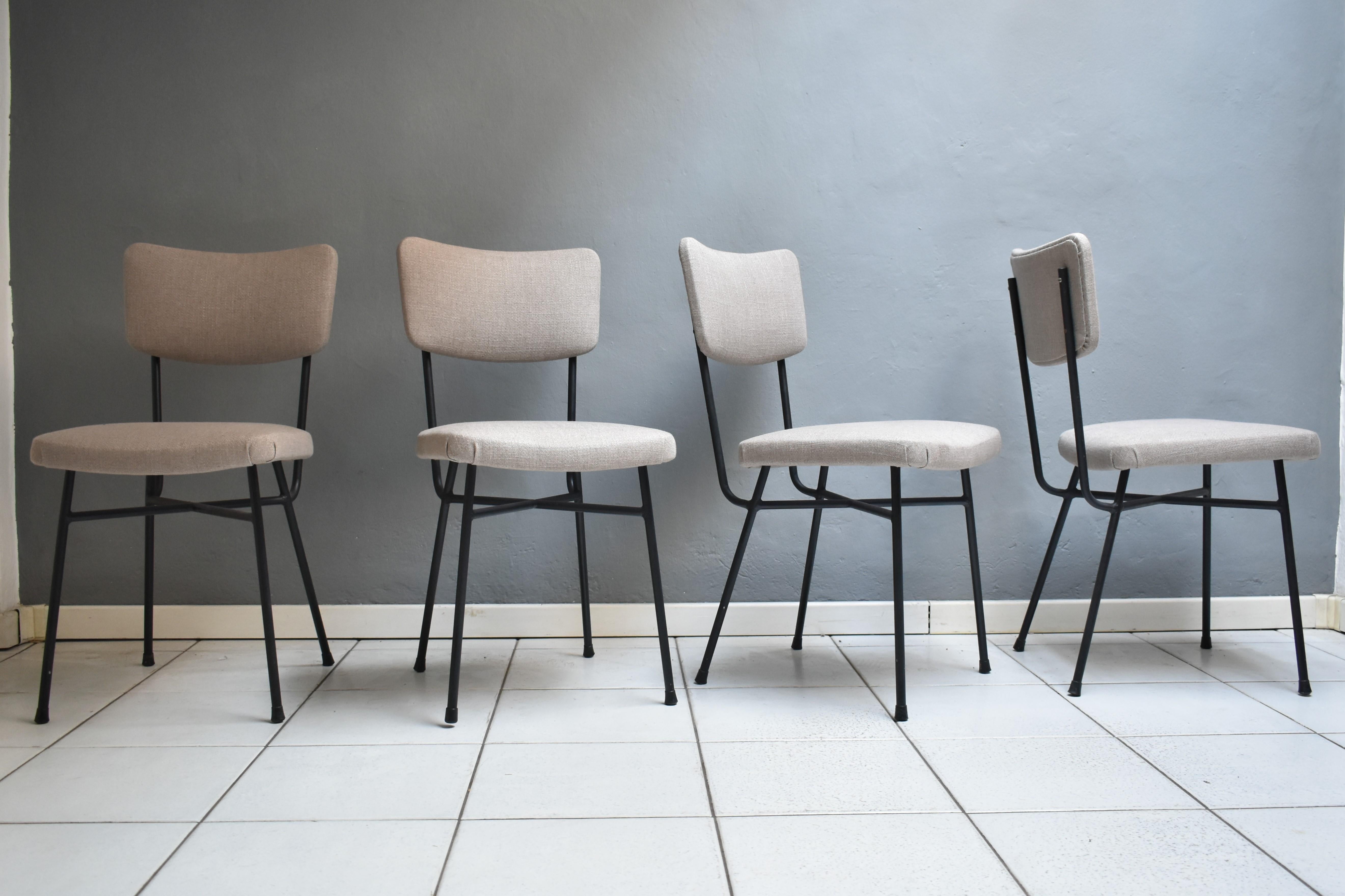 Ensemble de quatre chaises vintage des années 1960, fabrication italienne.
Les chaises pouvant être placées dans la salle à manger ont une structure en fer noir avec un dossier et une assise en tissu gris clair