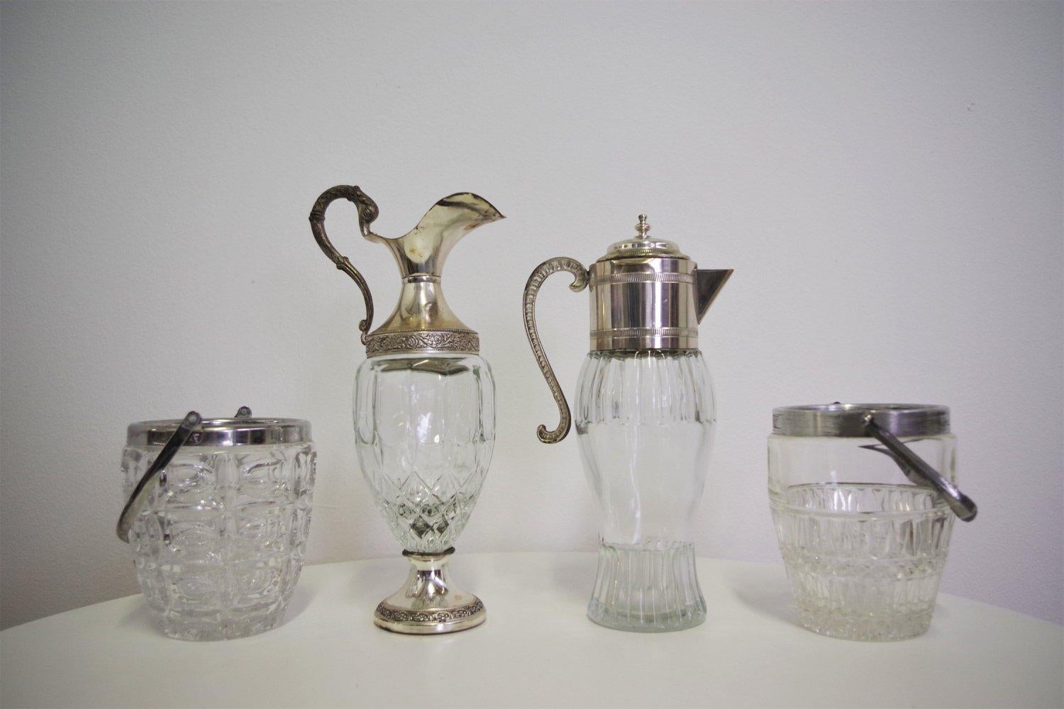 1960er Jahre Satz von 4 Karaffen aus Glas mit Silberrand - Vecchia Romagna

Mit diesem eleganten Set aus vier Glaskaraffen im Vintage-Stil aus den 1960er Jahren, die jeweils mit einem raffinierten Silberrand verziert sind, können Sie Ihr
