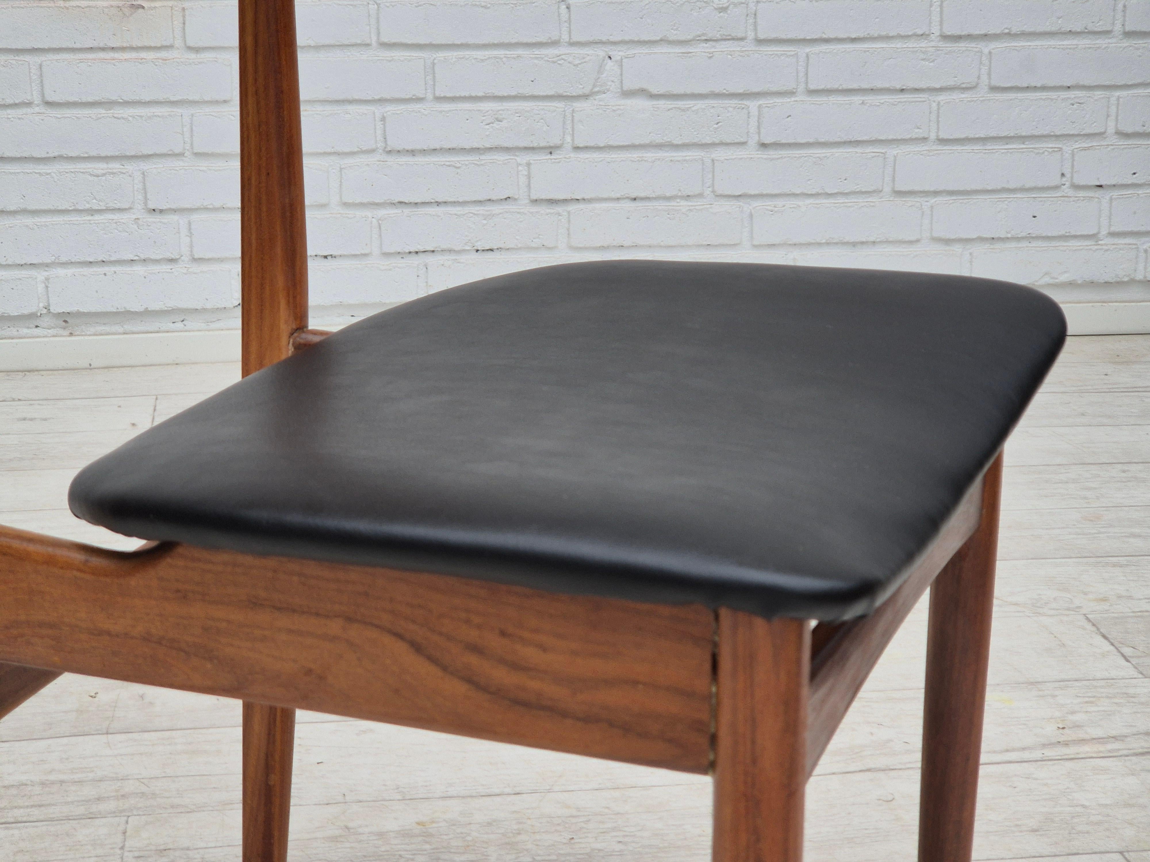 Années 1960, ensemble de 5 chaises de salle à manger danoises, retapissées, bois de teck. en vente 3