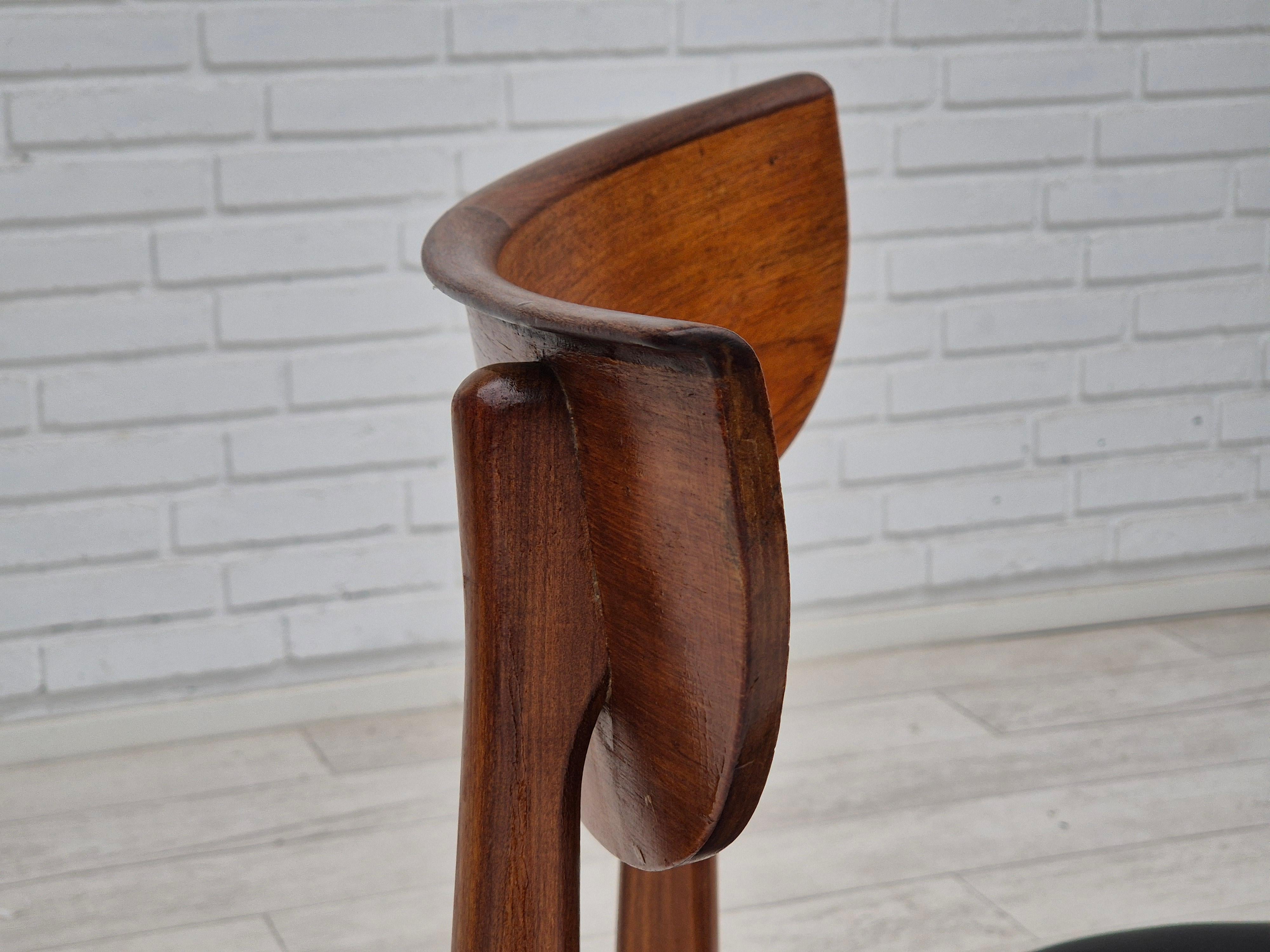 Années 1960, ensemble de 5 chaises de salle à manger danoises, retapissées, bois de teck. en vente 4