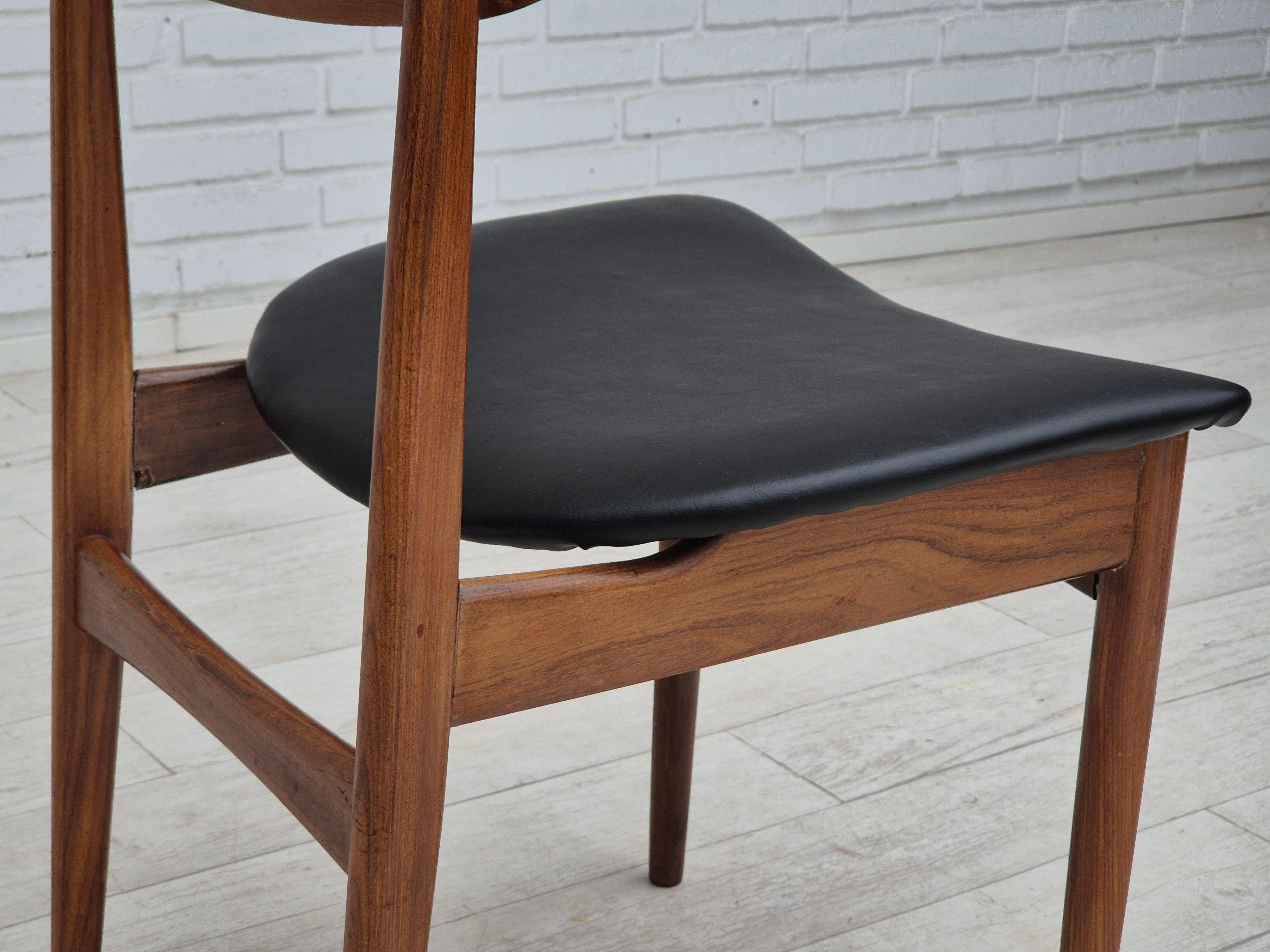 Années 1960, ensemble de 5 chaises de salle à manger danoises, retapissées, bois de teck. en vente 6