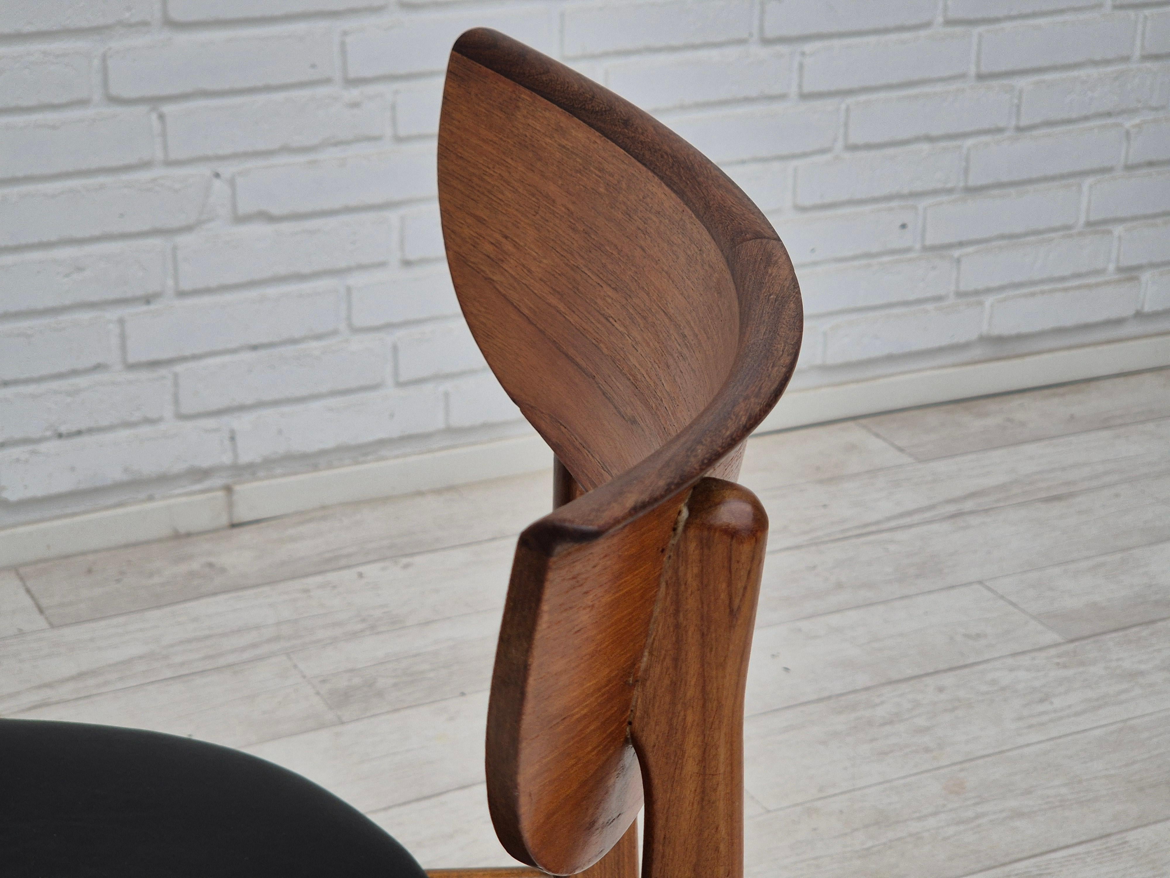 Années 1960, ensemble de 5 chaises de salle à manger danoises, retapissées, bois de teck. en vente 7