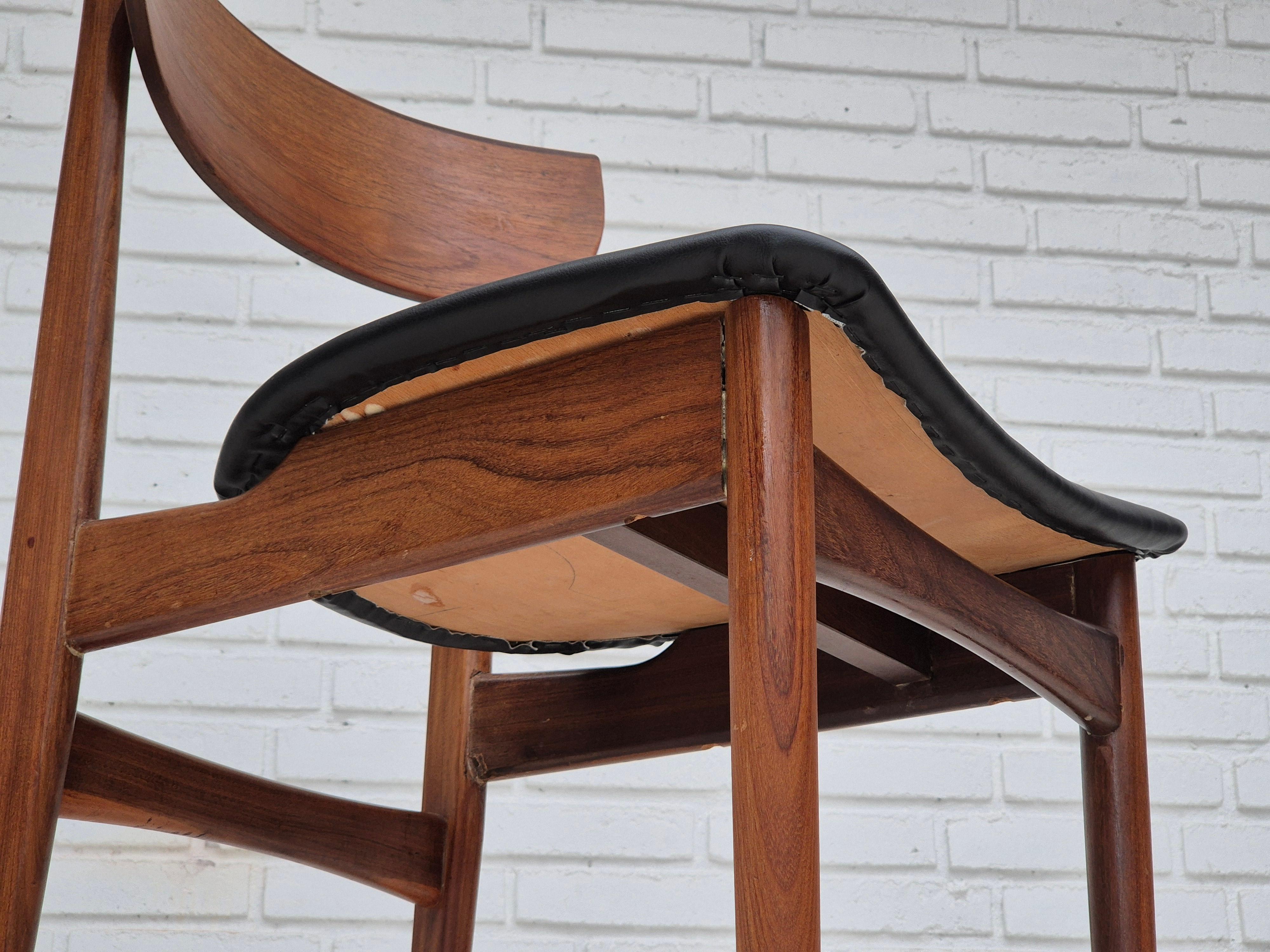 Années 1960, ensemble de 5 chaises de salle à manger danoises, retapissées, bois de teck. en vente 8