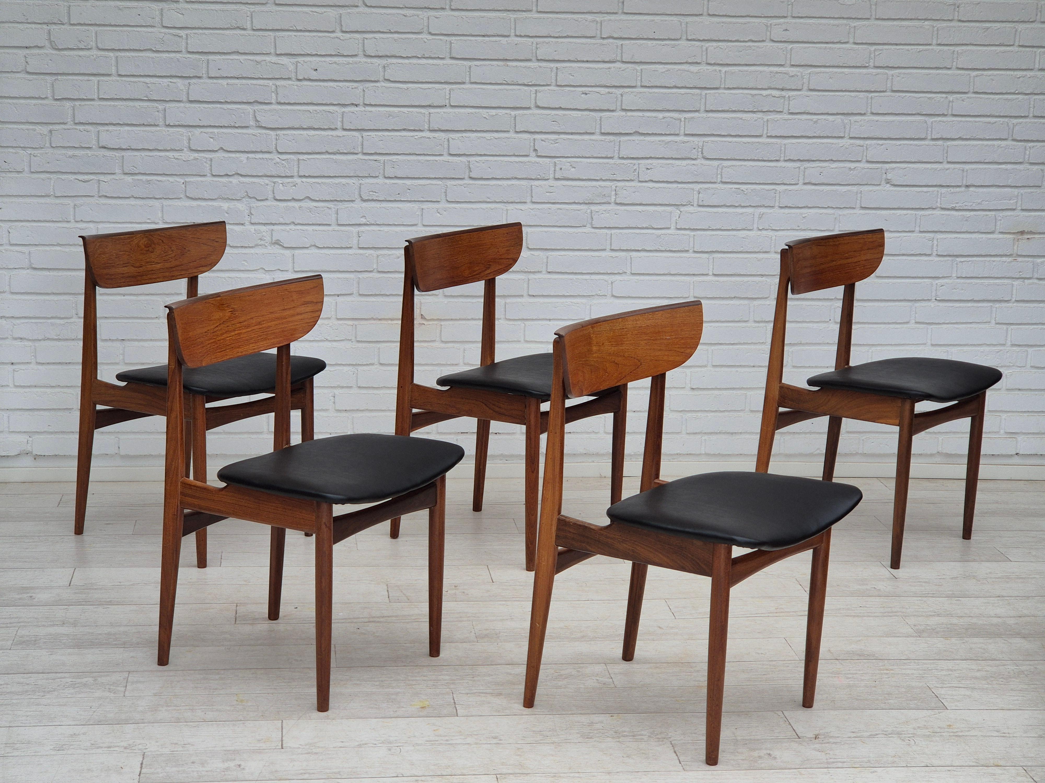 Années 1960, ensemble de 5 chaises de salle à manger danoises, retapissées, bois de teck. en vente 9