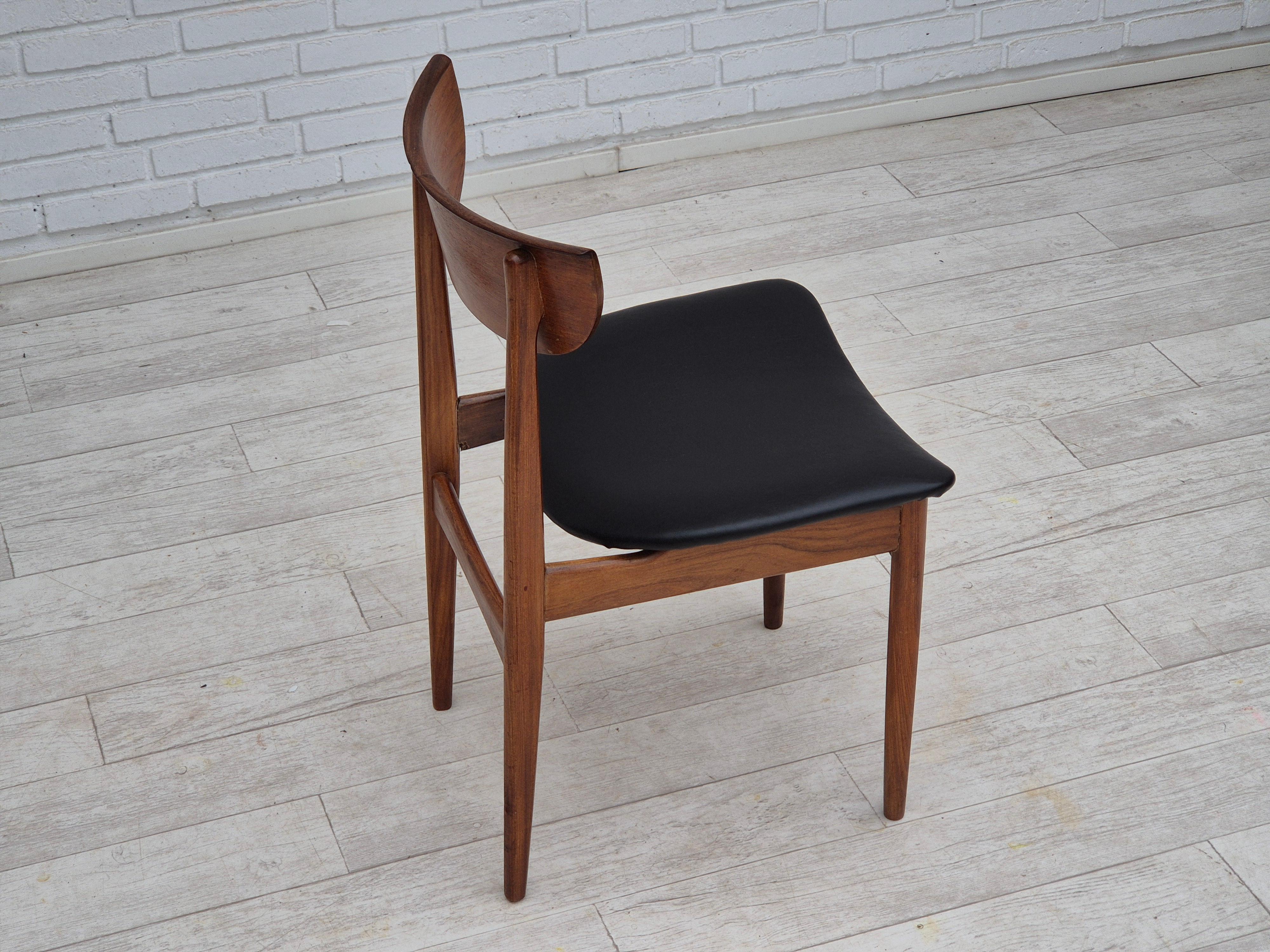 Années 1960, ensemble de 5 chaises de salle à manger danoises, retapissées, bois de teck. en vente 11