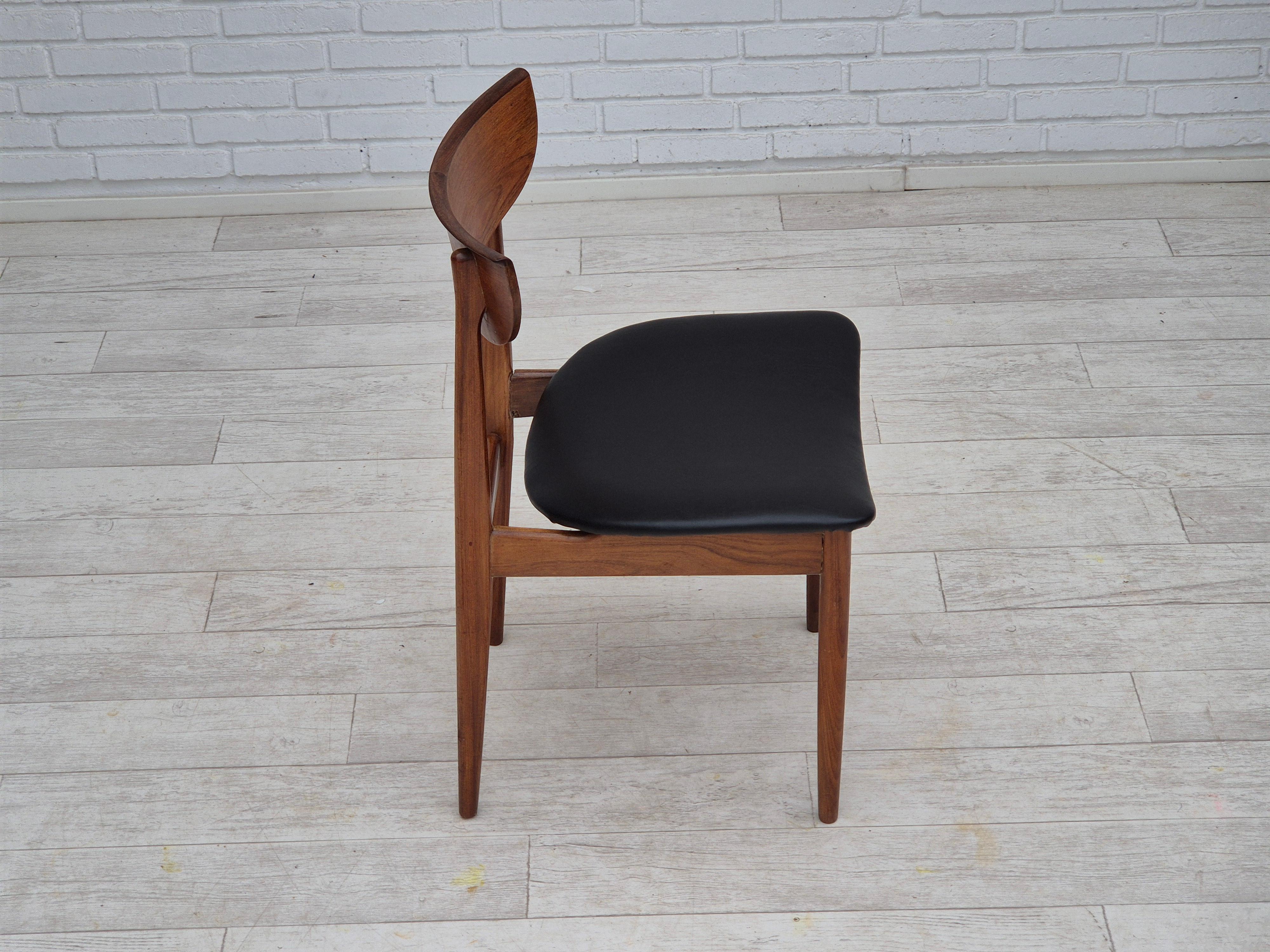 Années 1960, ensemble de 5 chaises de salle à manger danoises, retapissées, bois de teck. en vente 12