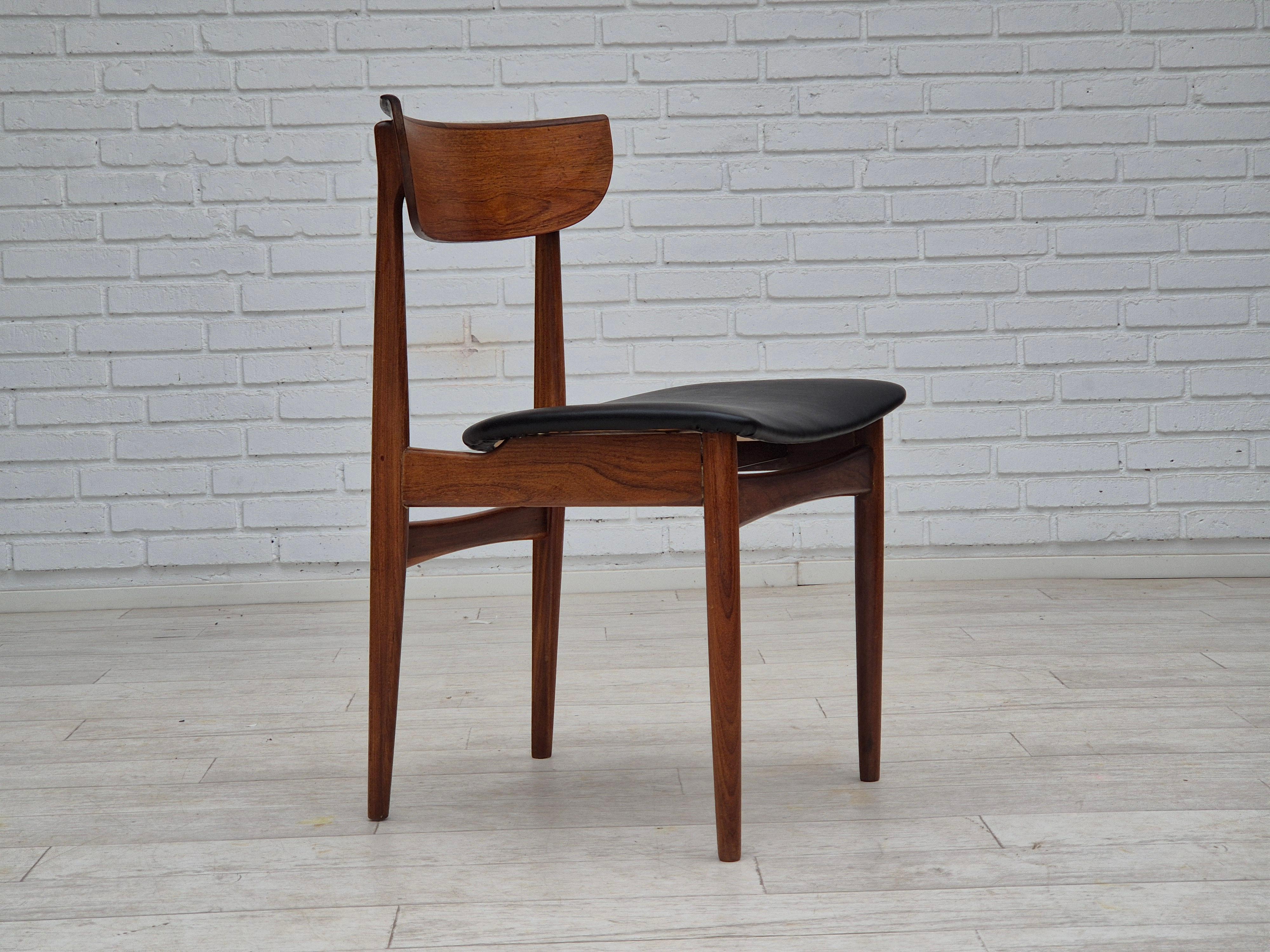 1960, ensemble de 5 chaises de salle à manger danoises. Rembourré en cuir écologique noir, bois de teck renouvelé. Fabriqué par un fabricant de meubles danois vers les années 1960. Rembourré par un artisan.