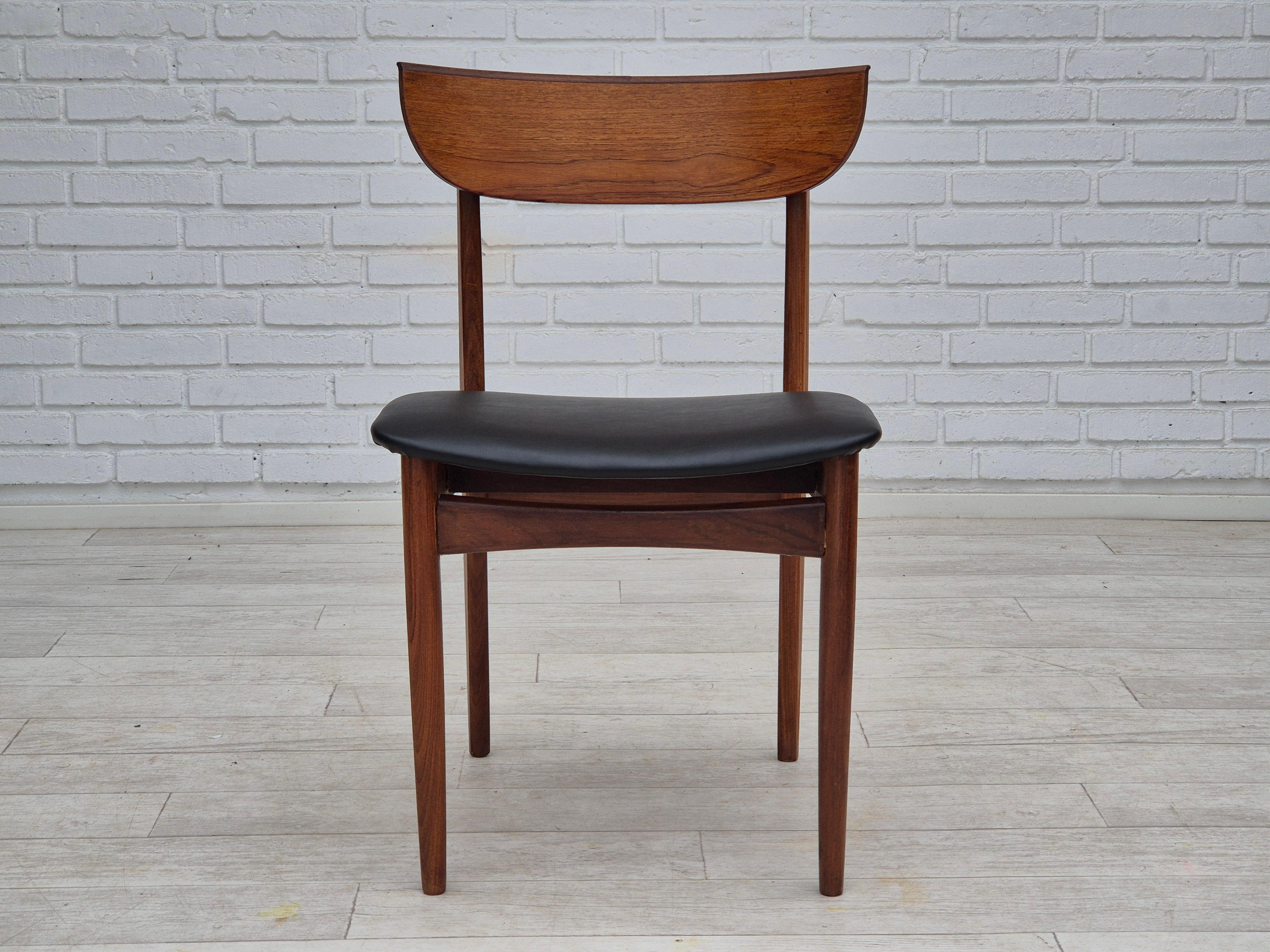 Scandinave moderne Années 1960, ensemble de 5 chaises de salle à manger danoises, retapissées, bois de teck. en vente